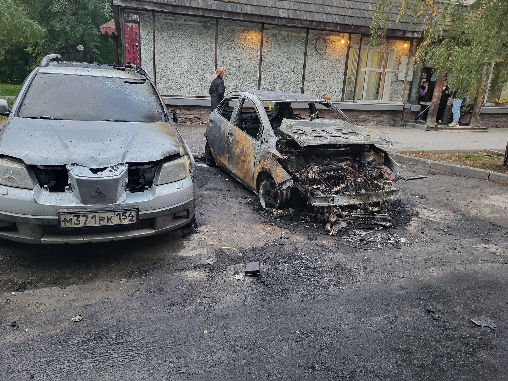 Загорелись машины у подъезда в парковочном кармане - Моё, ДТП, Пожар, Автомобилисты, Парковка, Негатив, Длиннопост