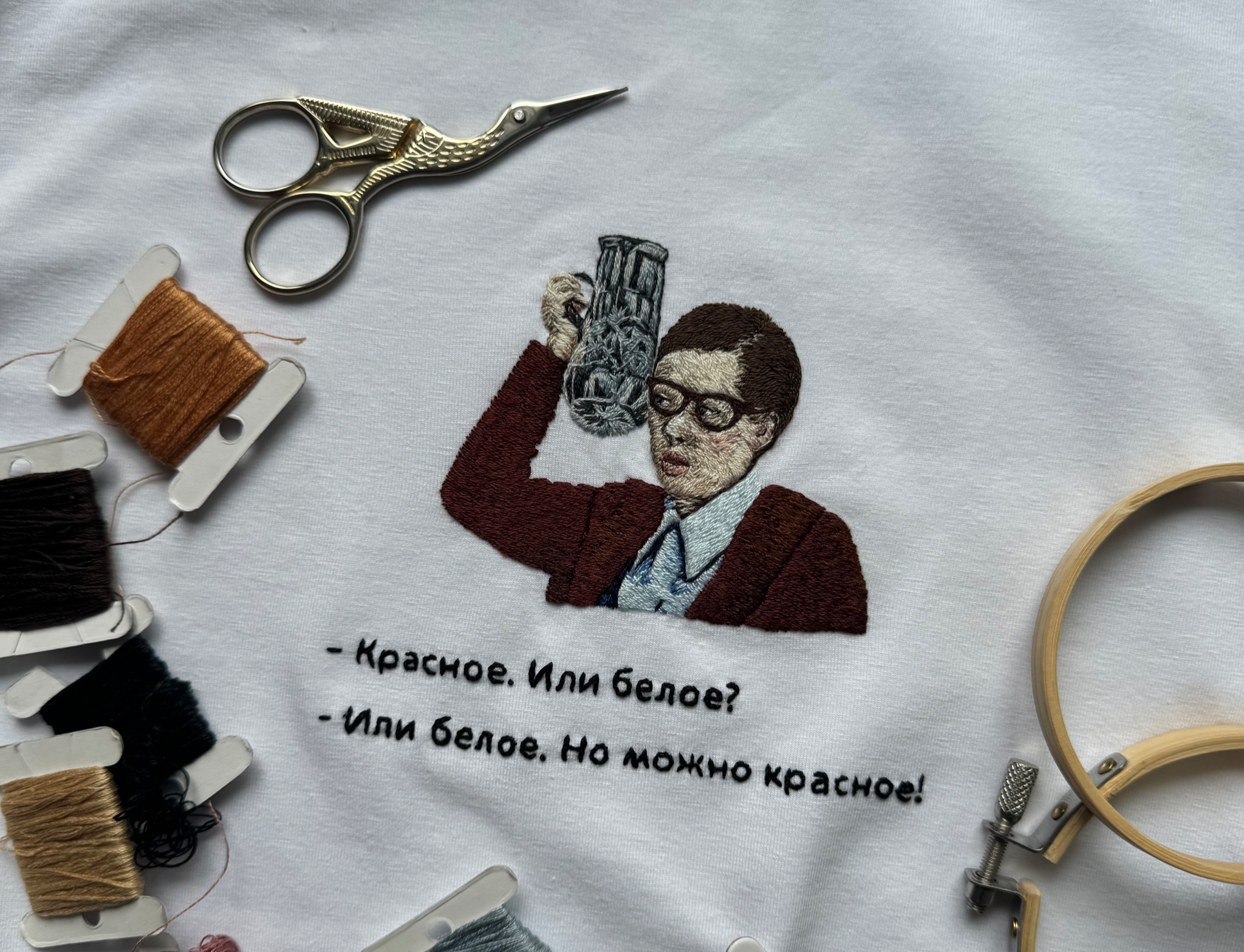 Office Romance. Hand embroidery on a T-shirt - My, Needlework without process, Embroidery, Handmade, Humor, T-shirt