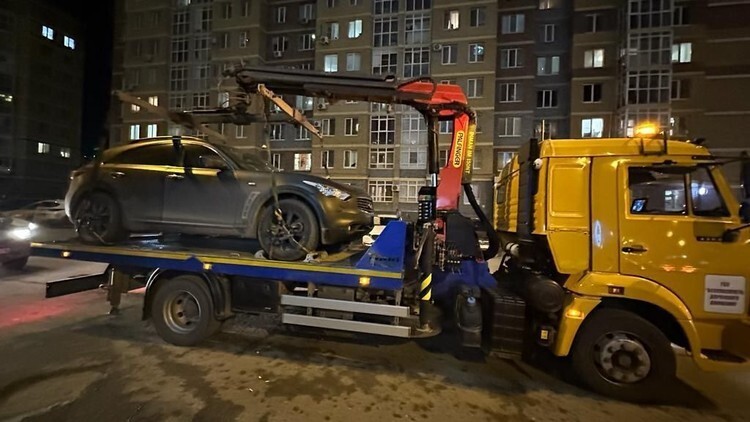 In Kazan, a woman fought with bailiffs for five hours over her Infiniti, which was being taken away for debts - My, Negative, Duty, FSSP, Bailiffs, Fight, Life stories, Motorists