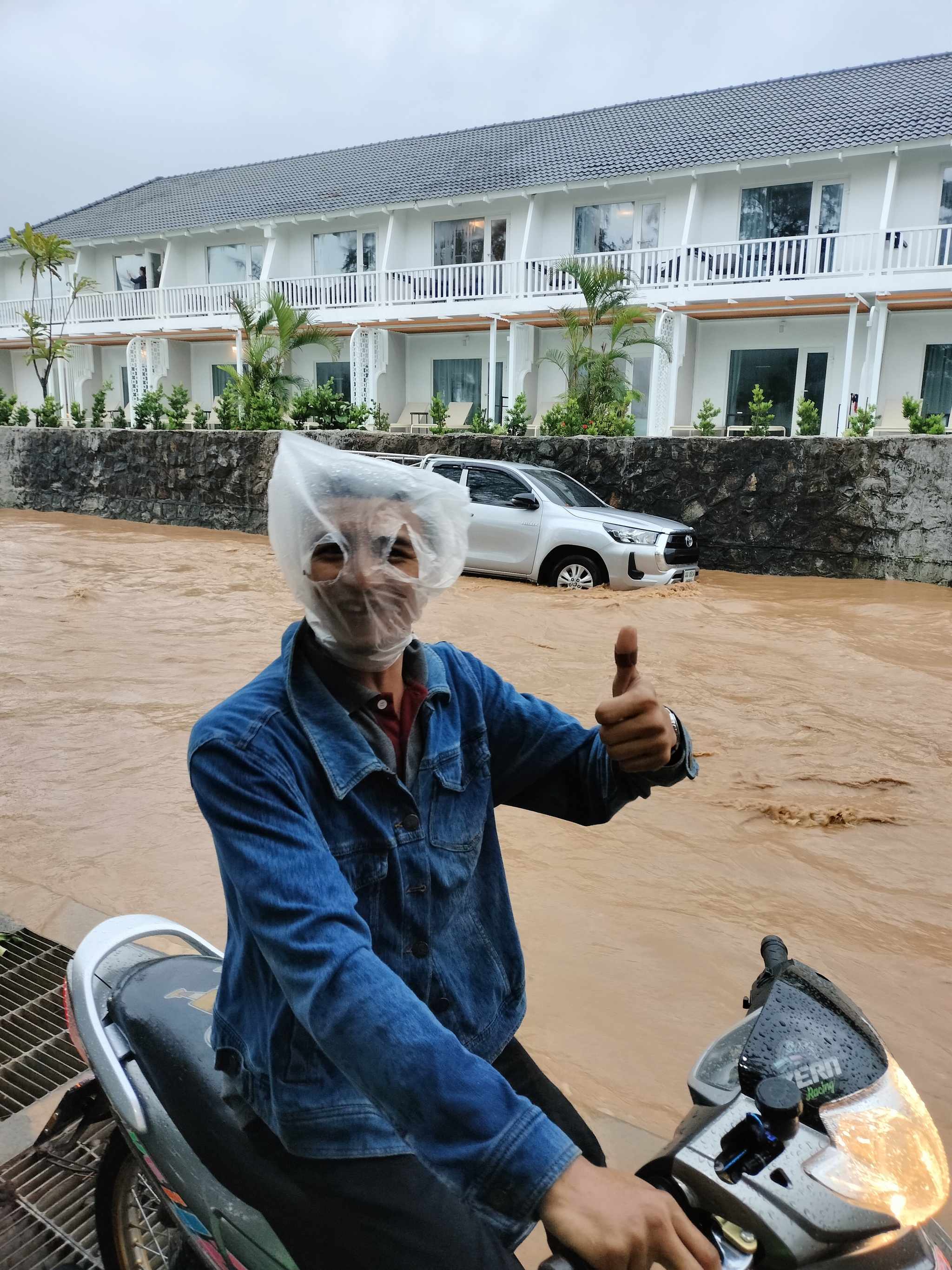 When the rain caught you by surprise - My, Thailand, Rain, Karon, Phuket, Package, Moped, Savvy, Longpost, The photo