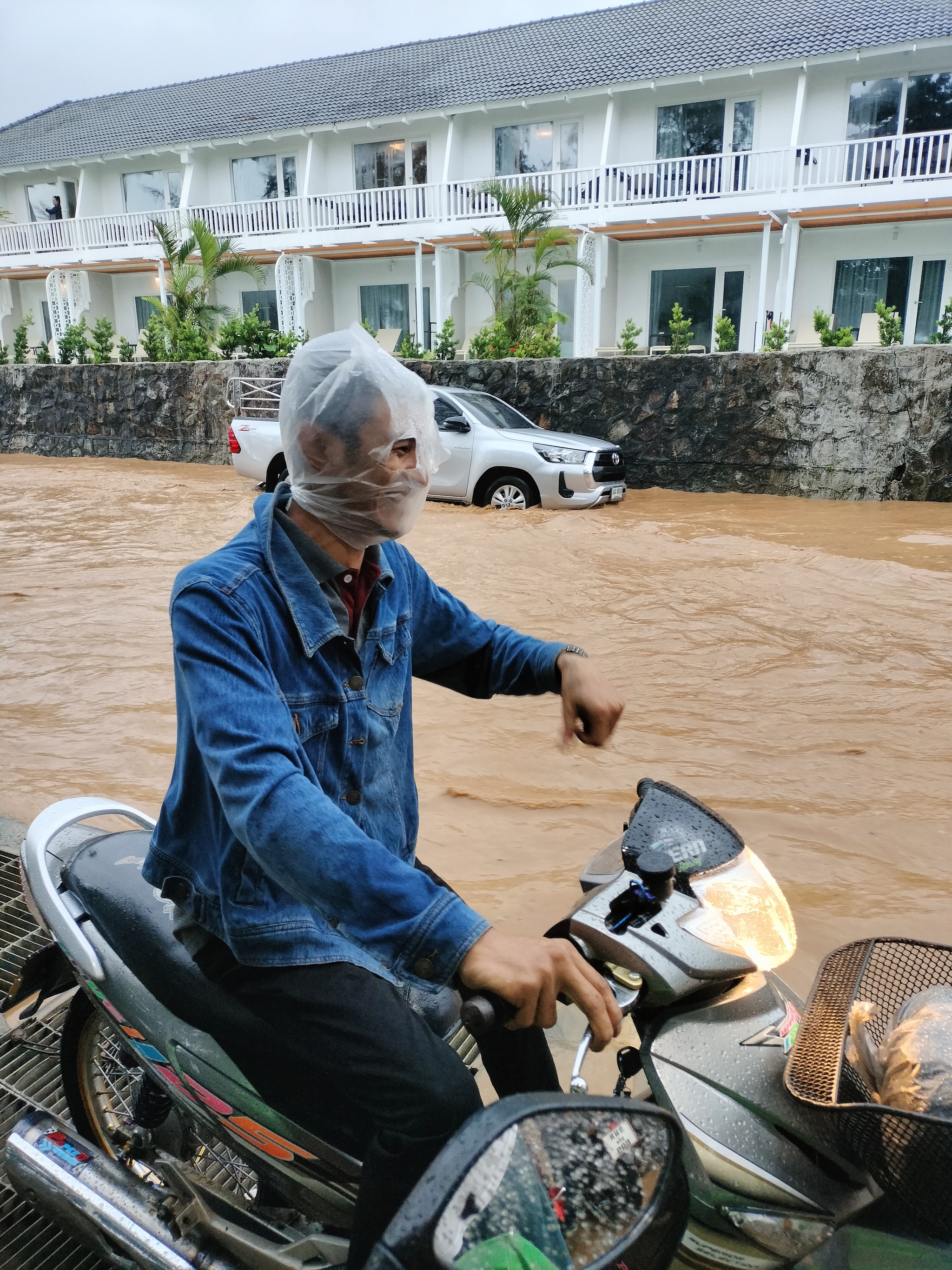 When the rain caught you by surprise - My, Thailand, Rain, Karon, Phuket, Package, Moped, Savvy, Longpost, The photo