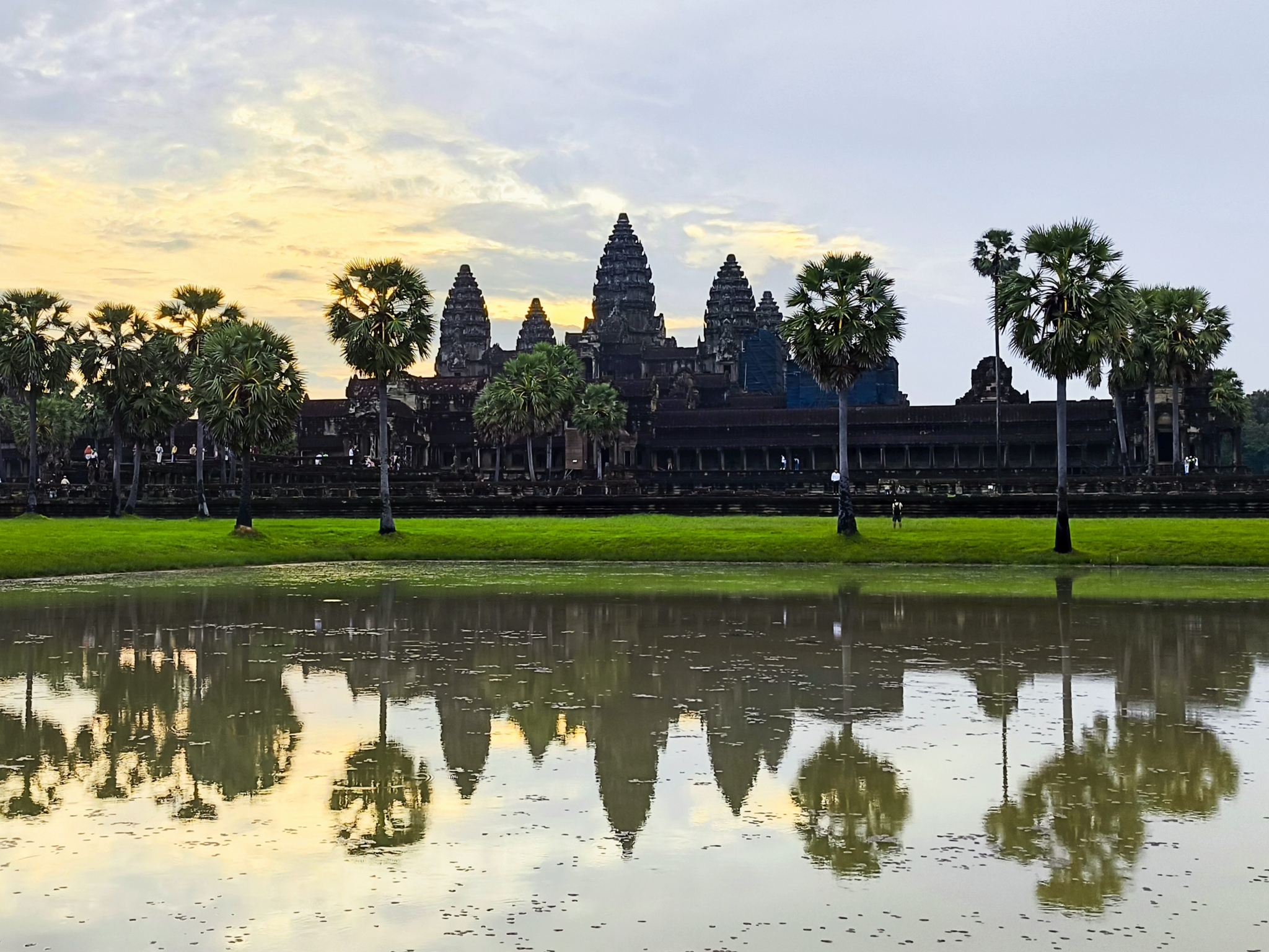 Diary of a trip to Melanesia. Cambodia. Day 88. The Great Angkor, or how we made the monkeys yawn - My, Travels, Life stories, Around the world, Drive, Cambodia, Unusual, Empire, Informative, Туристы, Tourism, Angkor Wat, Video, Vertical video, Longpost