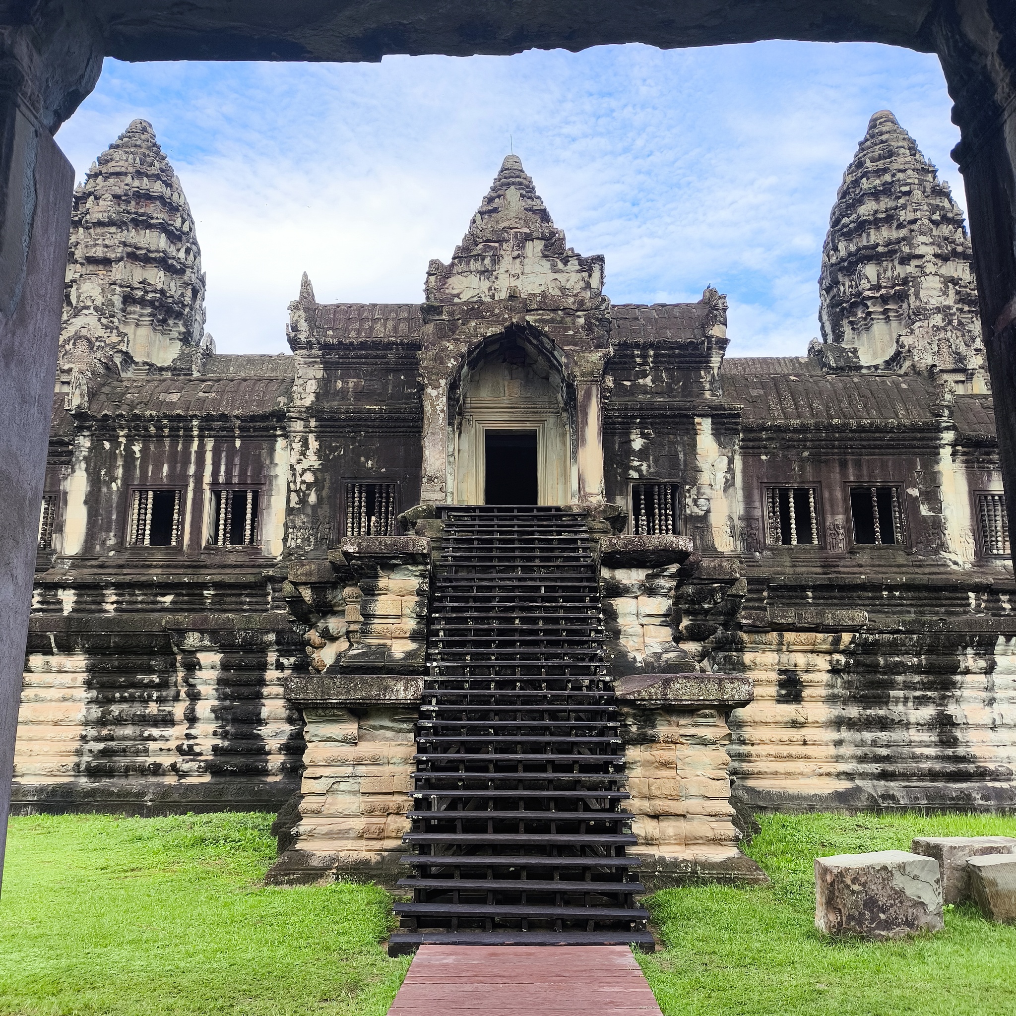 Diary of a trip to Melanesia. Cambodia. Day 88. The Great Angkor, or how we made the monkeys yawn - My, Travels, Life stories, Around the world, Drive, Cambodia, Unusual, Empire, Informative, Туристы, Tourism, Angkor Wat, Video, Vertical video, Longpost