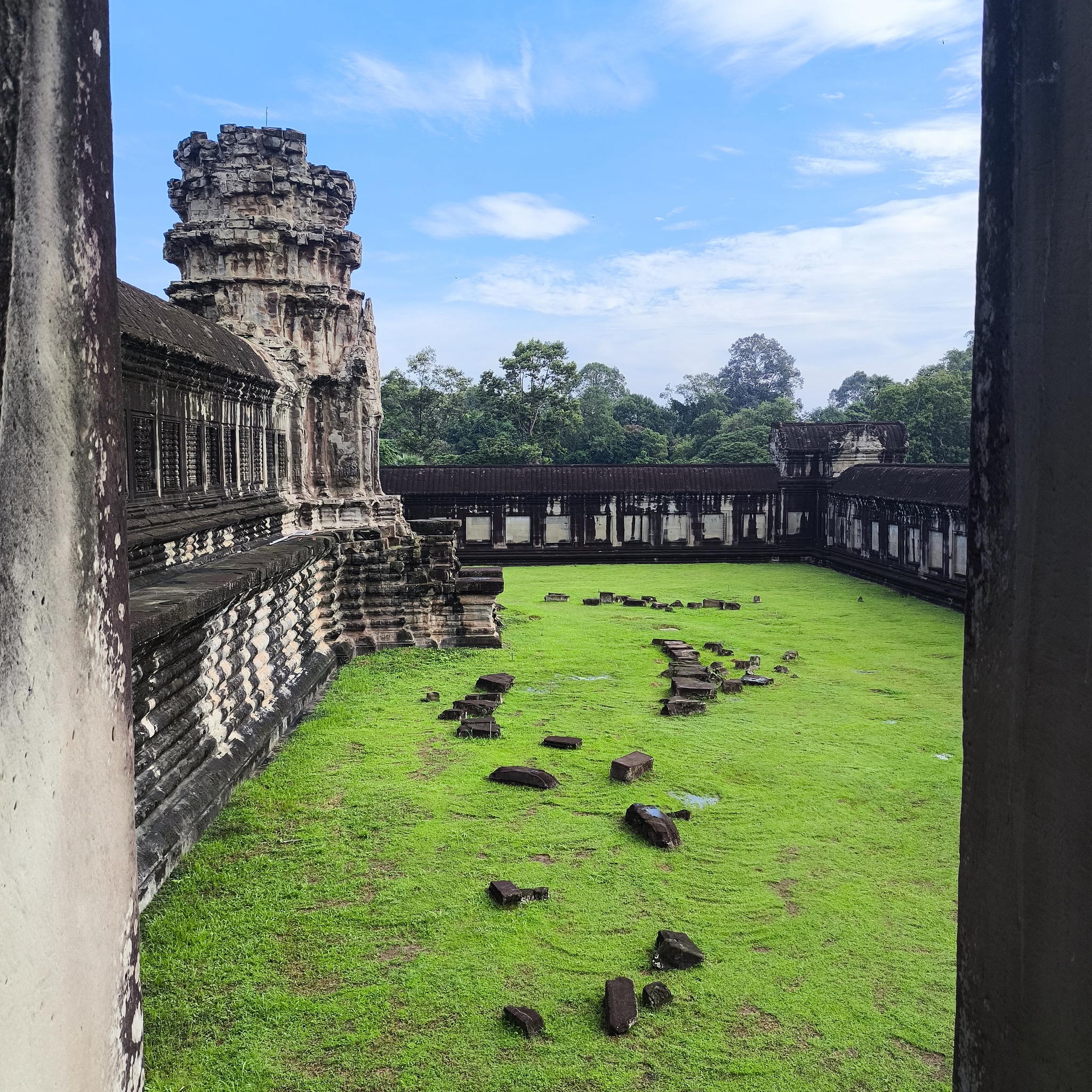 Diary of a trip to Melanesia. Cambodia. Day 88. The Great Angkor, or how we made the monkeys yawn - My, Travels, Life stories, Around the world, Drive, Cambodia, Unusual, Empire, Informative, Туристы, Tourism, Angkor Wat, Video, Vertical video, Longpost