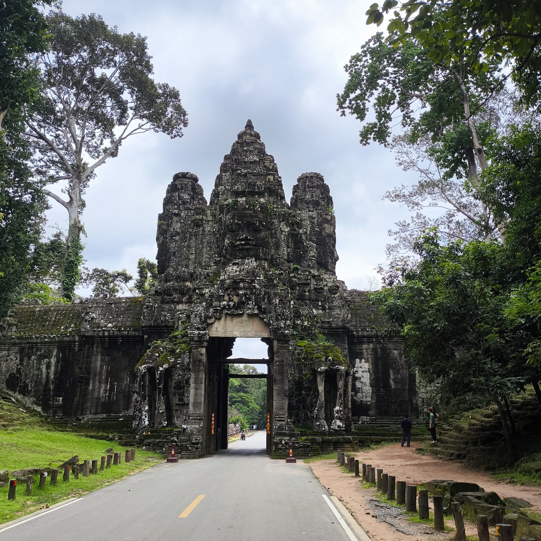 Diary of a trip to Melanesia. Cambodia. Day 88. The Great Angkor, or how we made the monkeys yawn - My, Travels, Life stories, Around the world, Drive, Cambodia, Unusual, Empire, Informative, Туристы, Tourism, Angkor Wat, Video, Vertical video, Longpost