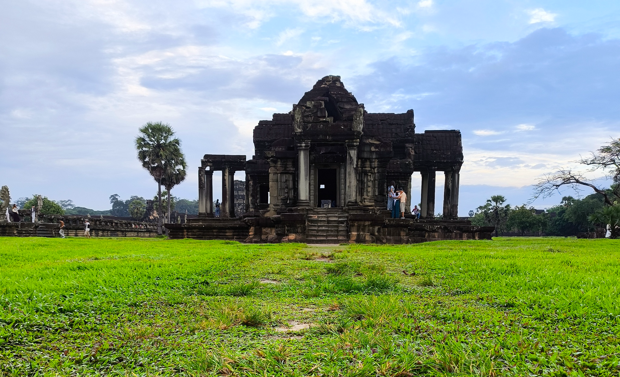 Diary of a trip to Melanesia. Cambodia. Day 88. The Great Angkor, or how we made the monkeys yawn - My, Travels, Life stories, Around the world, Drive, Cambodia, Unusual, Empire, Informative, Туристы, Tourism, Angkor Wat, Video, Vertical video, Longpost