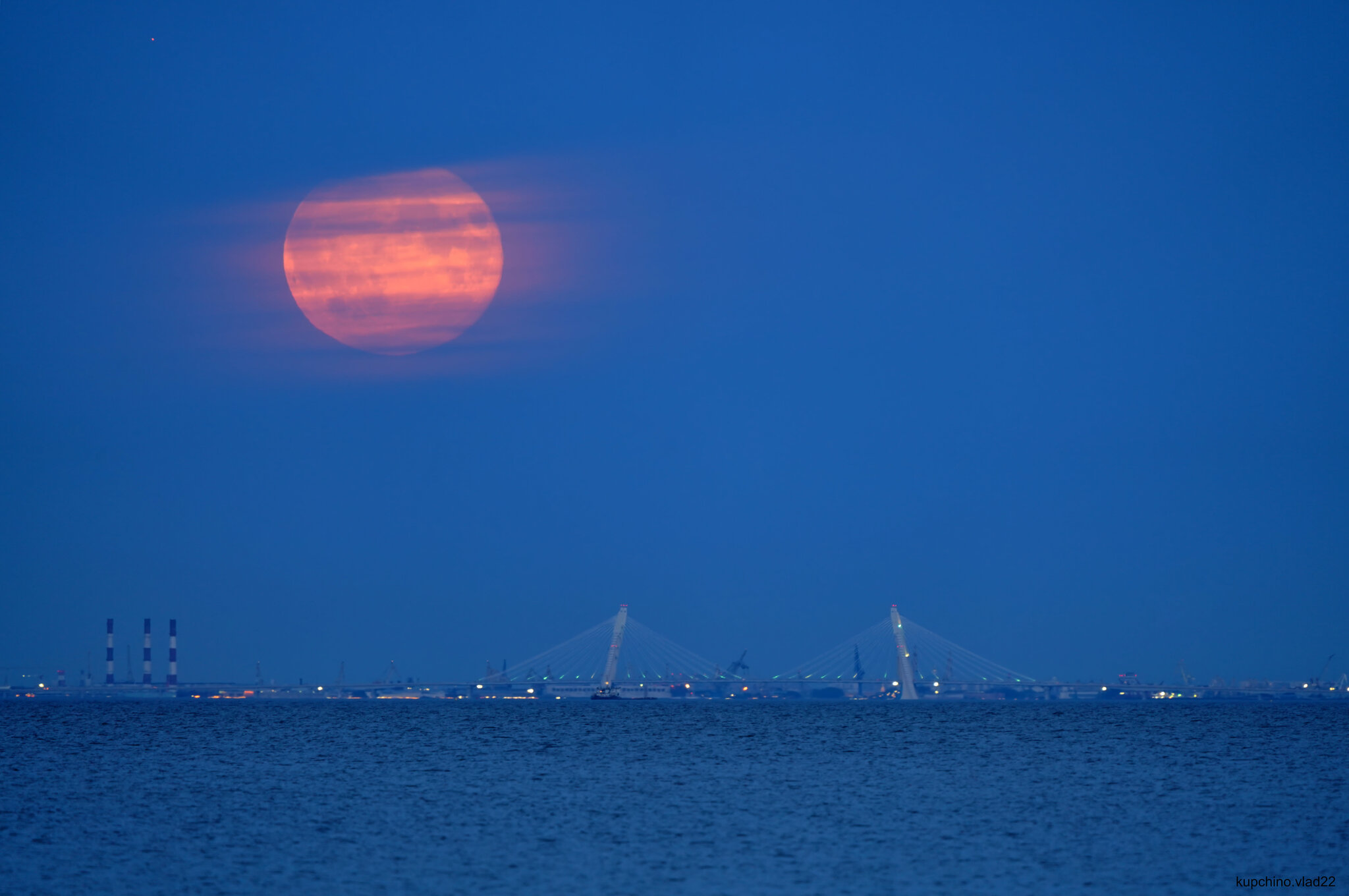 Full moon over St. Petersburg. 24 km, a difficult distance, but that makes it more interesting) - My, The photo, Saint Petersburg, Sunrise, moon, Full moon, The Gulf of Finland