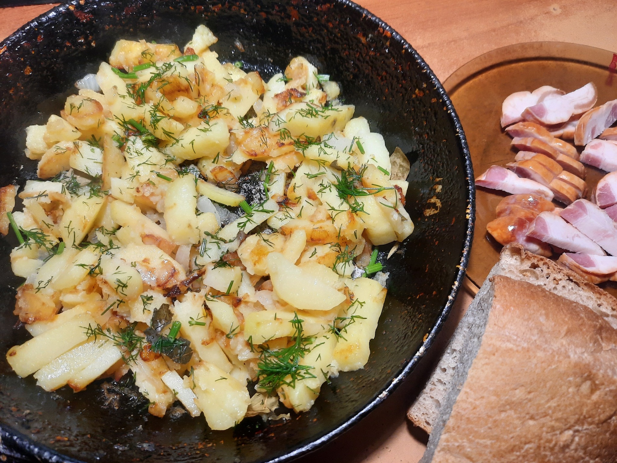 Жареная картошечка на советской, чёрной сковородке - Моё, Картофель, Жареная картошка, Сковорода, Ужин, Обед, Еда, Длиннопост, Видео, Вертикальное видео, Приготовление