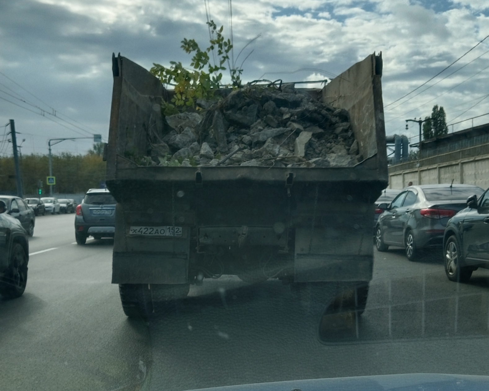 How (not) to transport all sorts of things in an open dump truck bed - My, Driver, Fools, Road safety, Dump truck