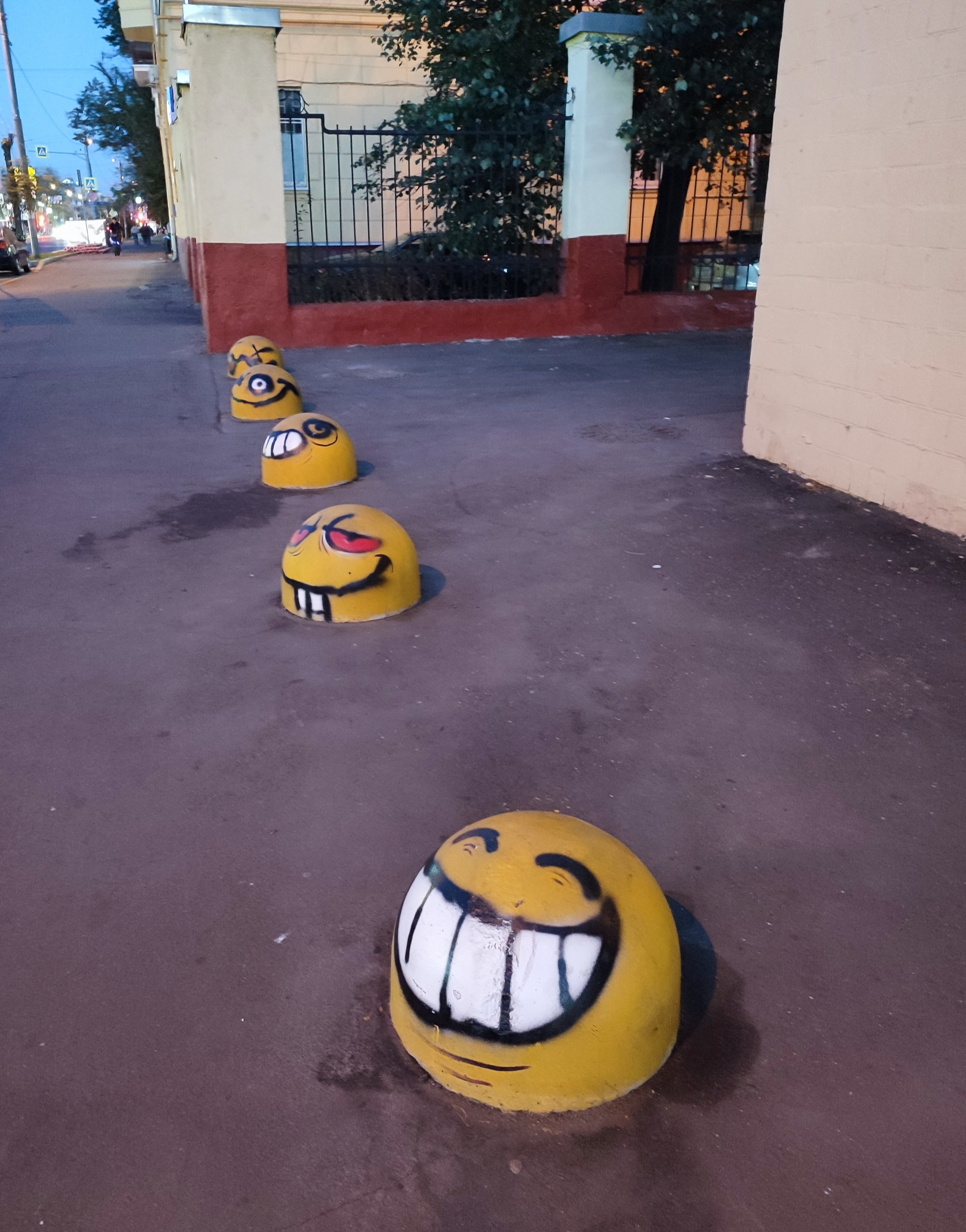 The emoticons have arrived - My, Russia, Art, The street, Town, Moscow, Graffiti, Drawing, Smile, Smile, Evening, Street art, Good mood, Positive, Humor, Laughter (reaction), Longpost