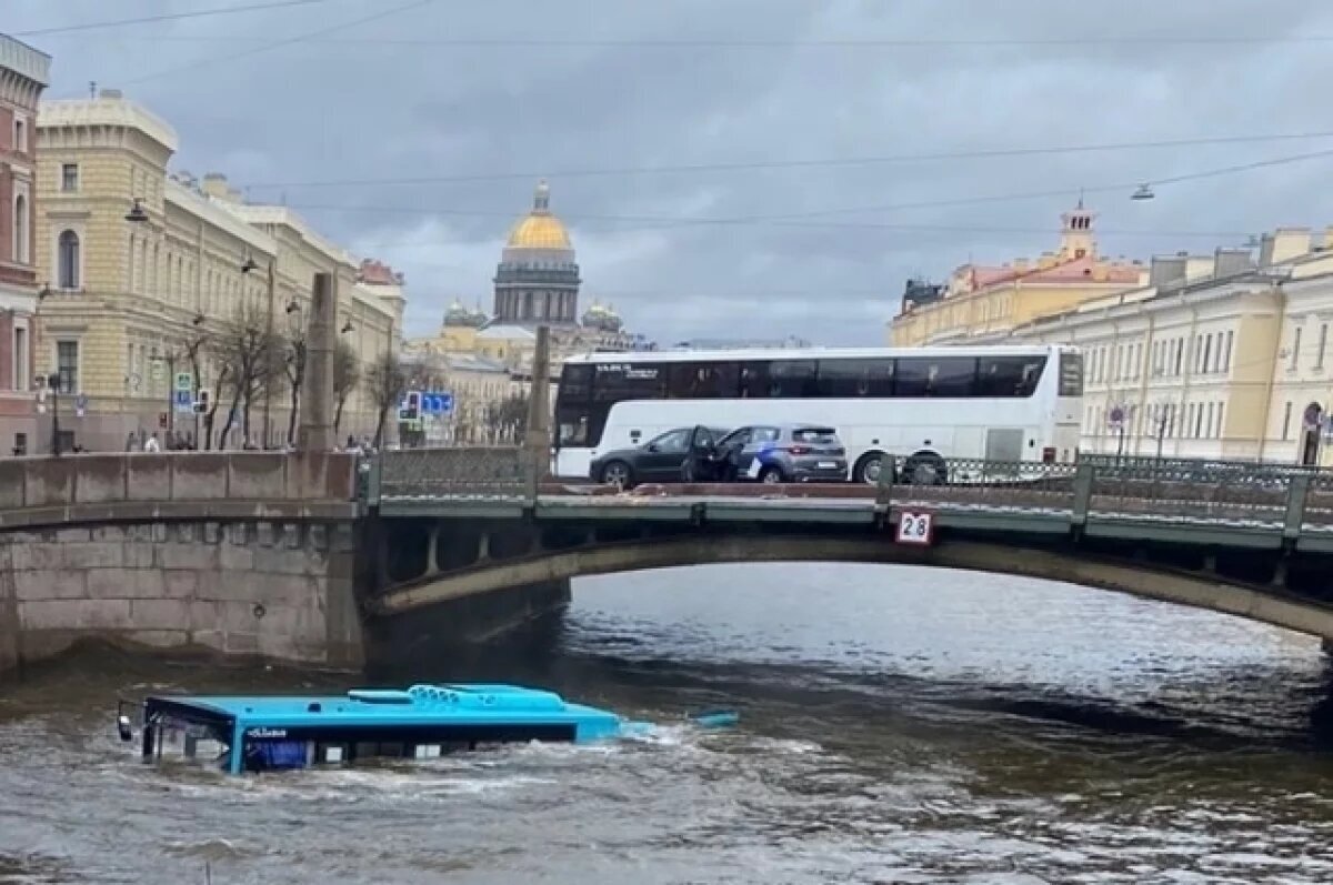 And in St. Petersburg, and in St. Petersburg... - Bus, Migrants, Deputies, Saint Petersburg, Bewilderment, Passenger Transportation