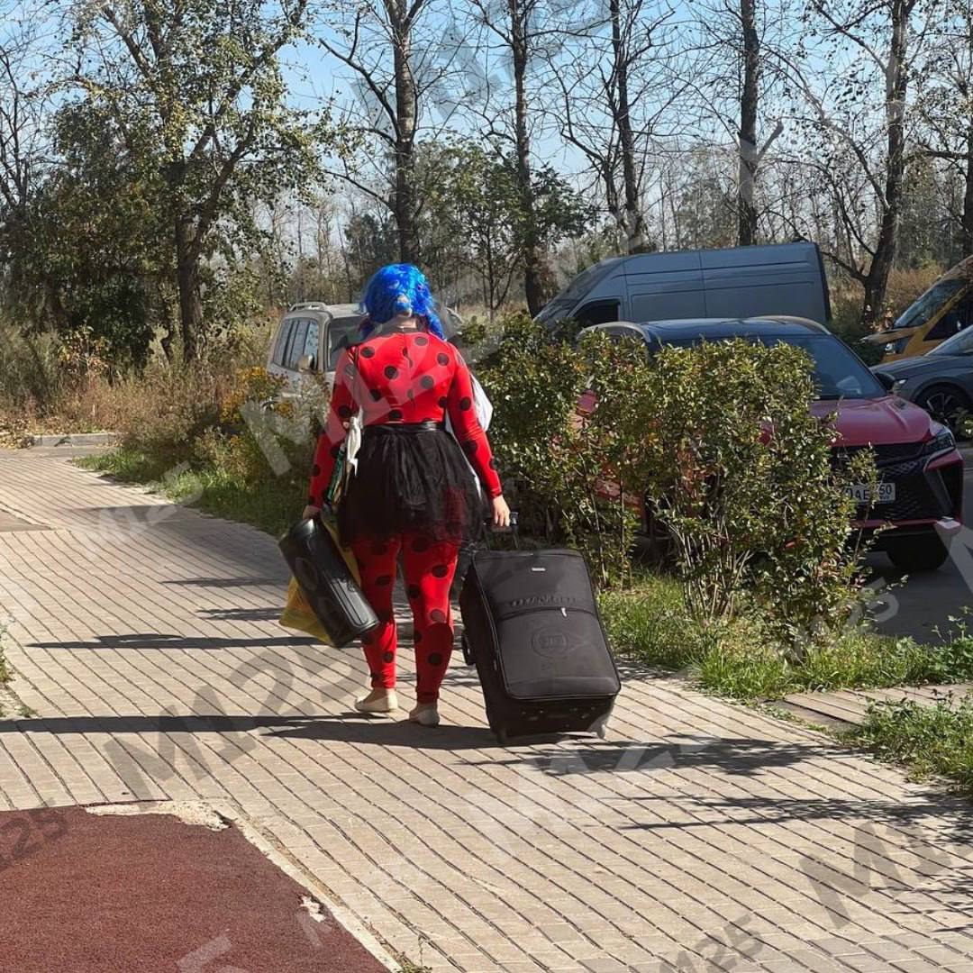 В Москву прибывают супергерои - Моё, Москва, Московская область, Герои, Герои мультиков, Супергерои, Леди Баг и Супер-Кот, Дети, Взрослые дети, Фотография, Мобильная фотография, Юмор, Удивление, Мультфильмы, Мультсериалы, Внуково, Соседи, Фантастика, Люди