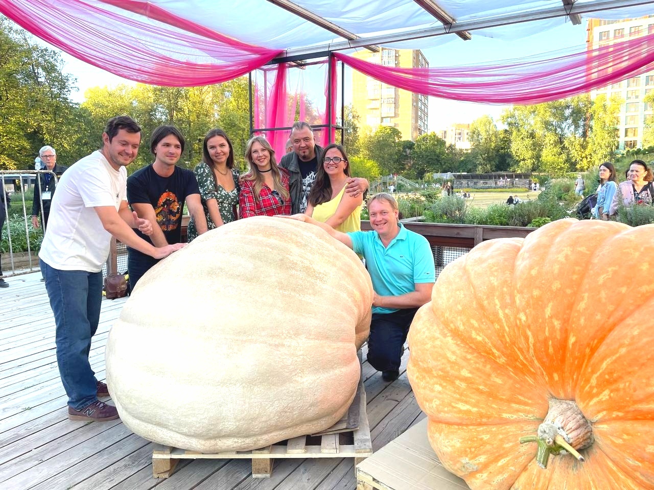 Meeting of the Century. Giant Vegetables and Those Who Grew Them - My, Vegetables, Garden, Giants, Giant pumpkin, Zucchini, Gigantomania, Gardening, Dacha, Dream, Video, Longpost