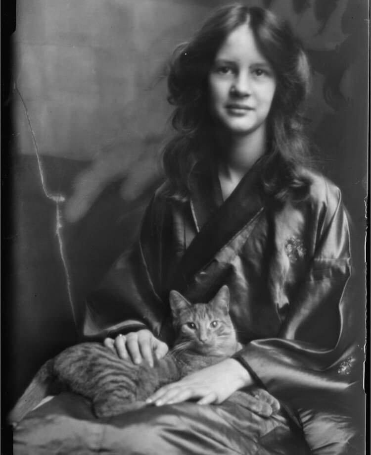 Girl with a cat. Studio photo. Great Britain, 1913. - The photo, Black and white photo, Great Britain, cat, Girls, 1913