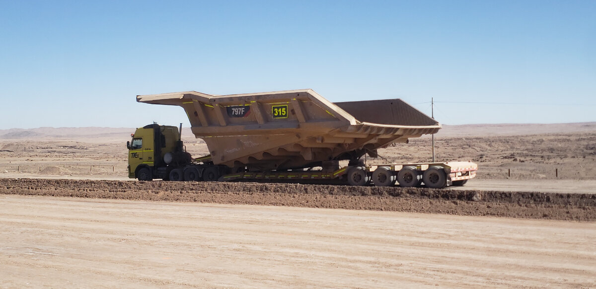 On the road to Santiago. They are transporting spare parts for quarry dump trucks - My, Bike trip, Solo travel, Travels, A bike, South America, Chile, Atacama Desert, Desert, Cyclist, Andes, Road, Bike ride, The rocks, Longpost, The photo