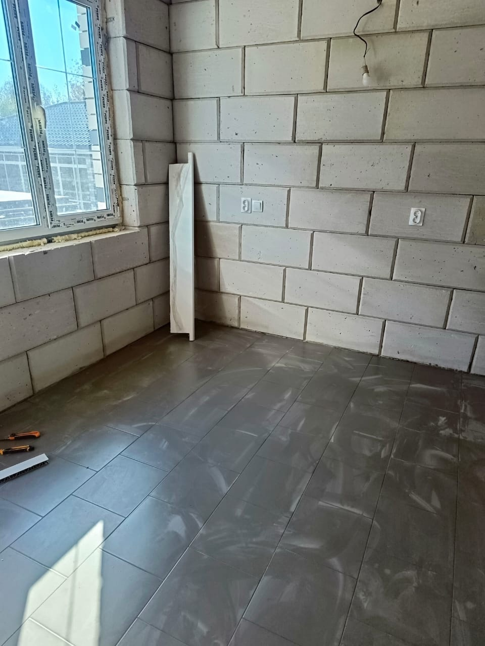 Completed work on laying floor tiles in the garage work area - My, Building, Home construction, Engineer, Business, Garage, Black humor, Perm Territory, Tile, Floor, Builders, Longpost, Repair