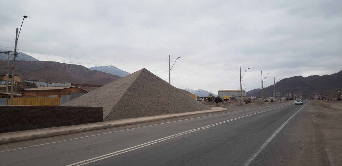 Atacama Desert. I spent the night in front of the cafe parking lot. - My, Bike trip, Solo travel, Travels, A bike, South America, Chile, The mountains, Andes, Bike ride, Cyclist, Mountain tourism, The rocks, Atacama Desert, Desert, Camping, Hike, Road, Minerals, Longpost