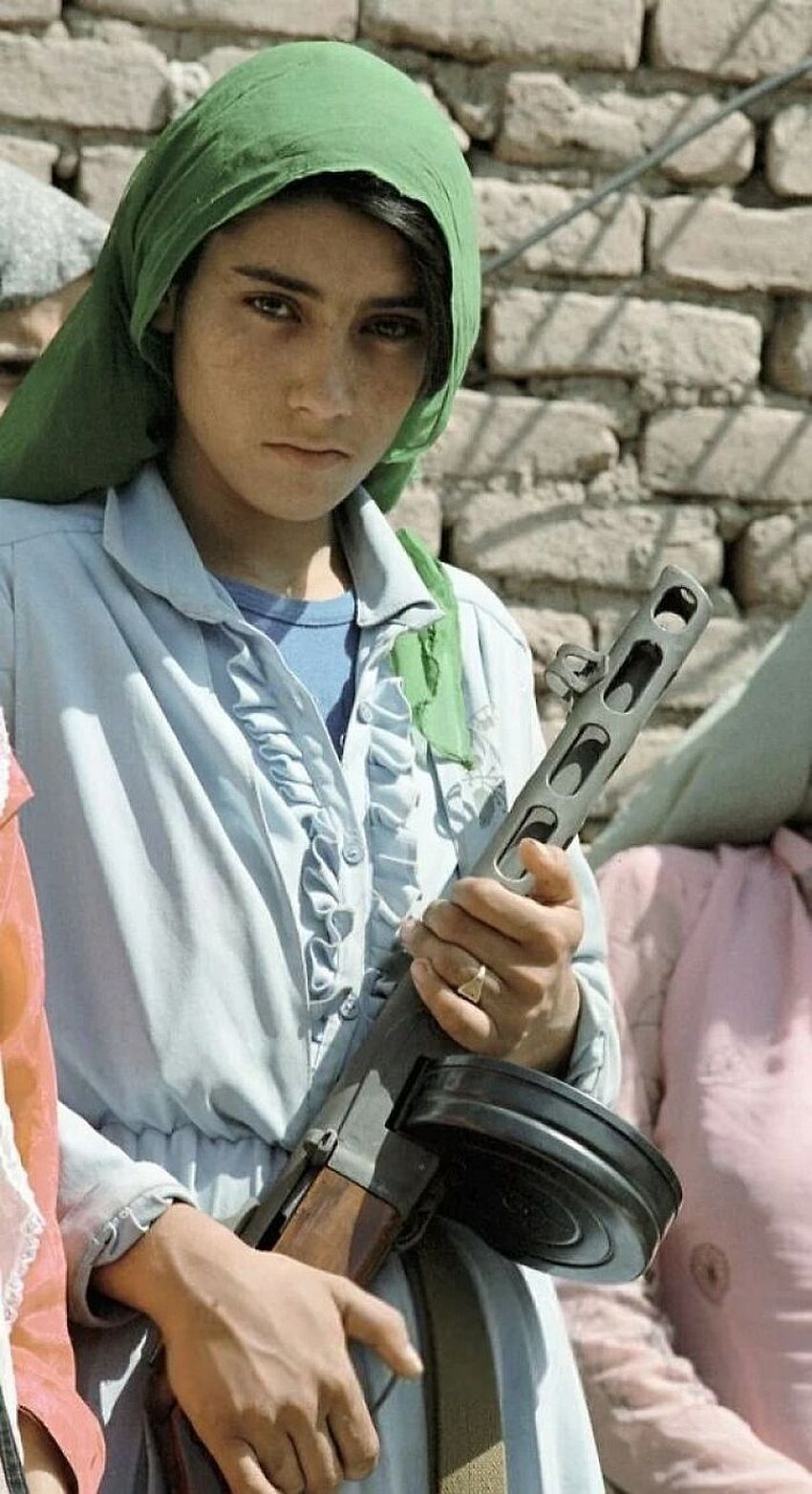 An Afghan girl named Arifa guards her village from the Mujahideen. 1987 - The photo, Girls, Ppsh-41, Submachine gun, Afghanistan, Old photo, War in afghanistan