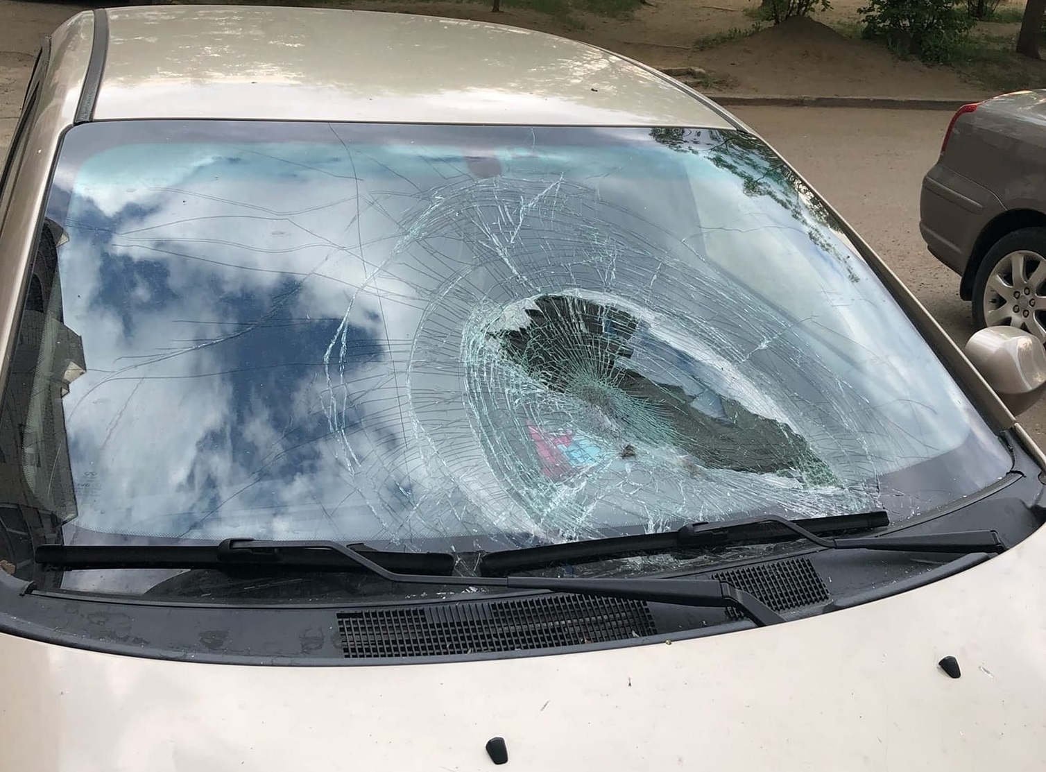 A window fell from the facade of a house onto a car, but the management company wanted to pass it off as a crime to avoid paying compensation - My, Court, Right, Law, Advocate, Lawyers, Damage, Compensation for damage, League of Lawyers, Lodging, Management Company, Compensation