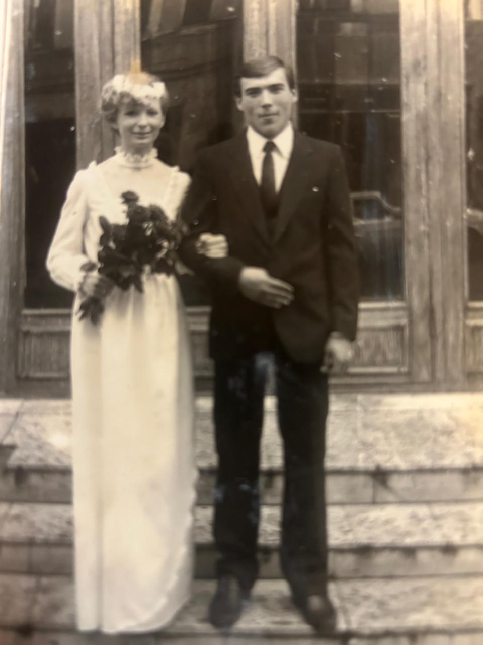 Please help me make a color photo, my parents' wedding anniversary - My, Photo restoration, Photoshop, The strength of the Peekaboo