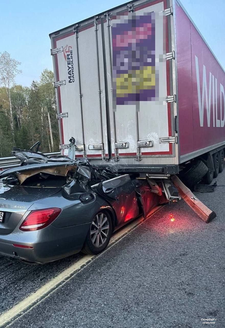 Mercedes crushed under truck in Leningrad region - Road accident, Death, Crash, Speed, Youth, Video, Soundless, Longpost, Negative