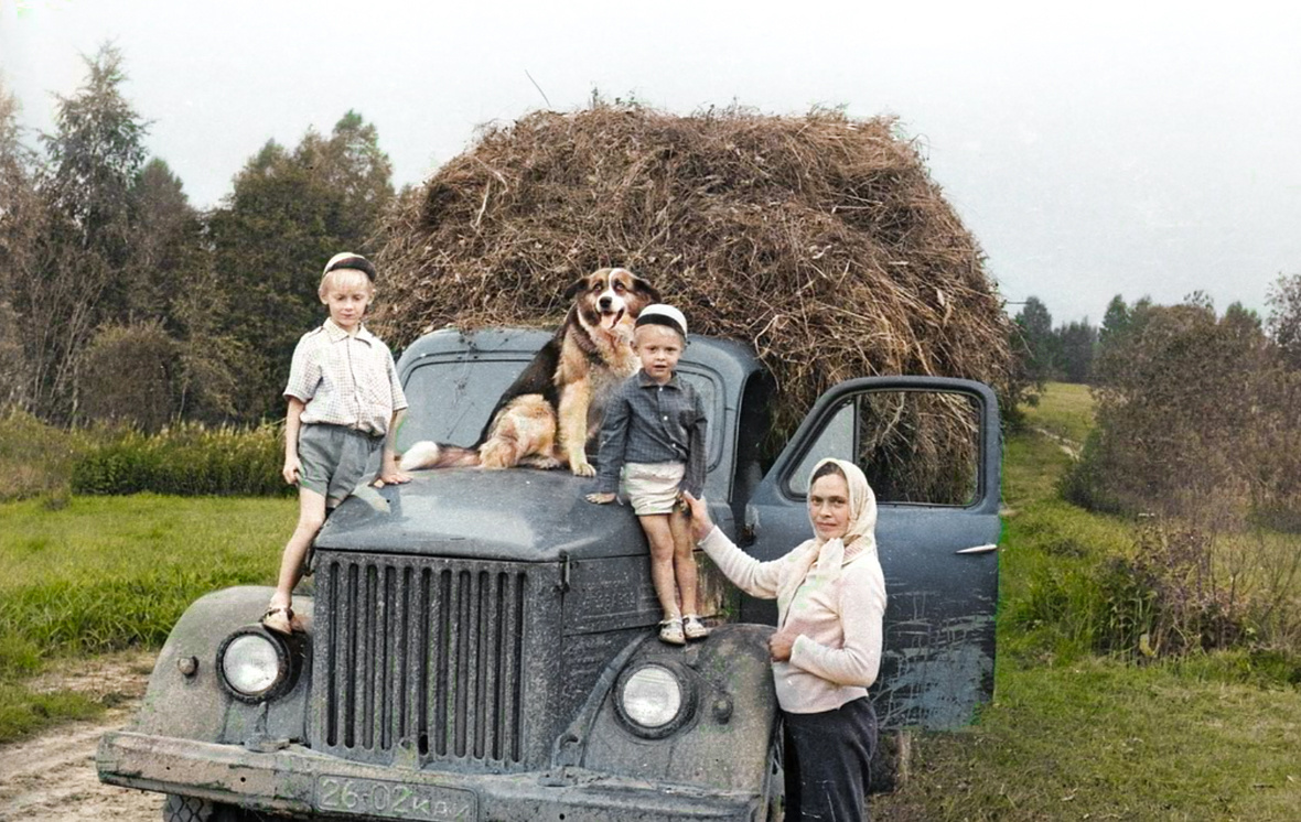 A selection of simple and stunning photographs from the USSR era. 20 colorized photographs, Part XI - My, Old photo, The photo, Historical photo, Colorization, the USSR, Childhood in the USSR, Made in USSR, 40's, 50th, 60th, 70th, 80-е, Longpost