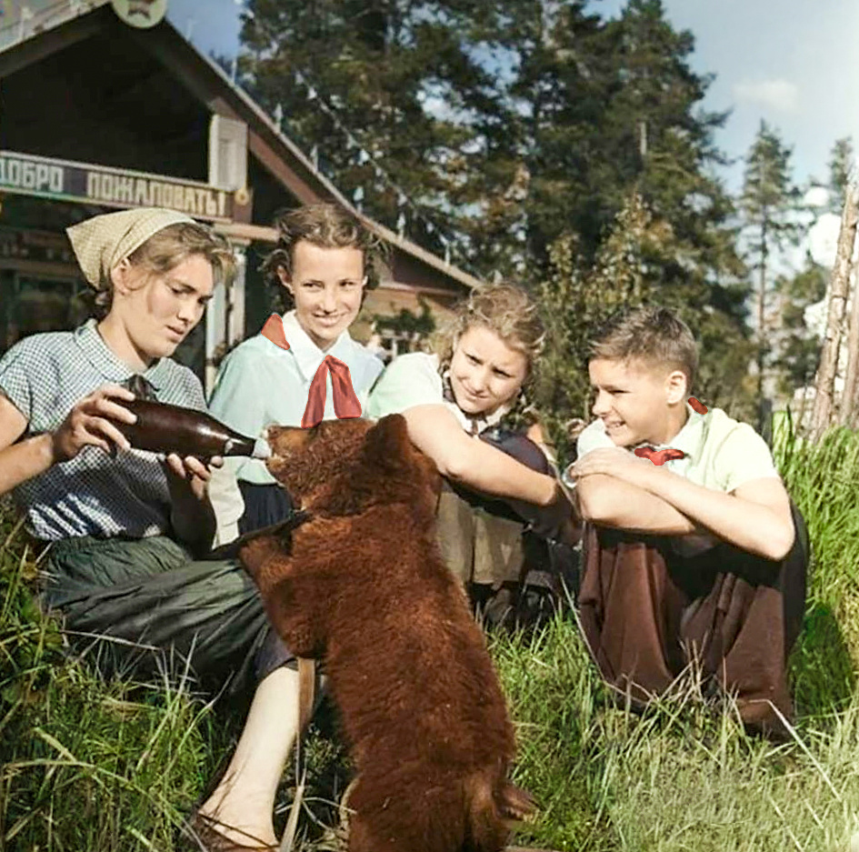 A selection of simple and stunning photographs from the USSR era. 20 colorized photographs, Part XI - My, Old photo, The photo, Historical photo, Colorization, the USSR, Childhood in the USSR, Made in USSR, 40's, 50th, 60th, 70th, 80-е, Longpost