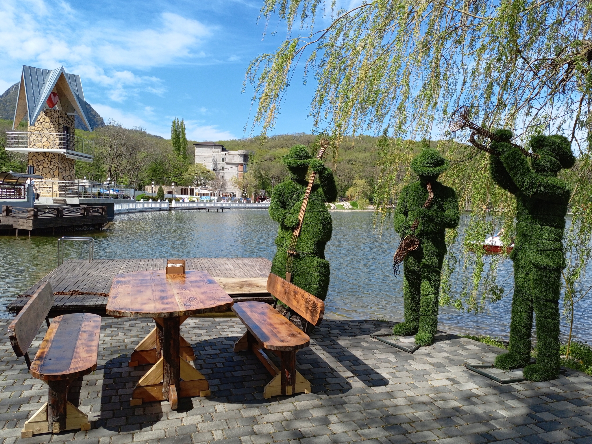 Green Jazz on 30' - My, Cafe, Lake, Topiary, Musicians, Jazz, Zheleznovodsk, Mobile photography, The photo