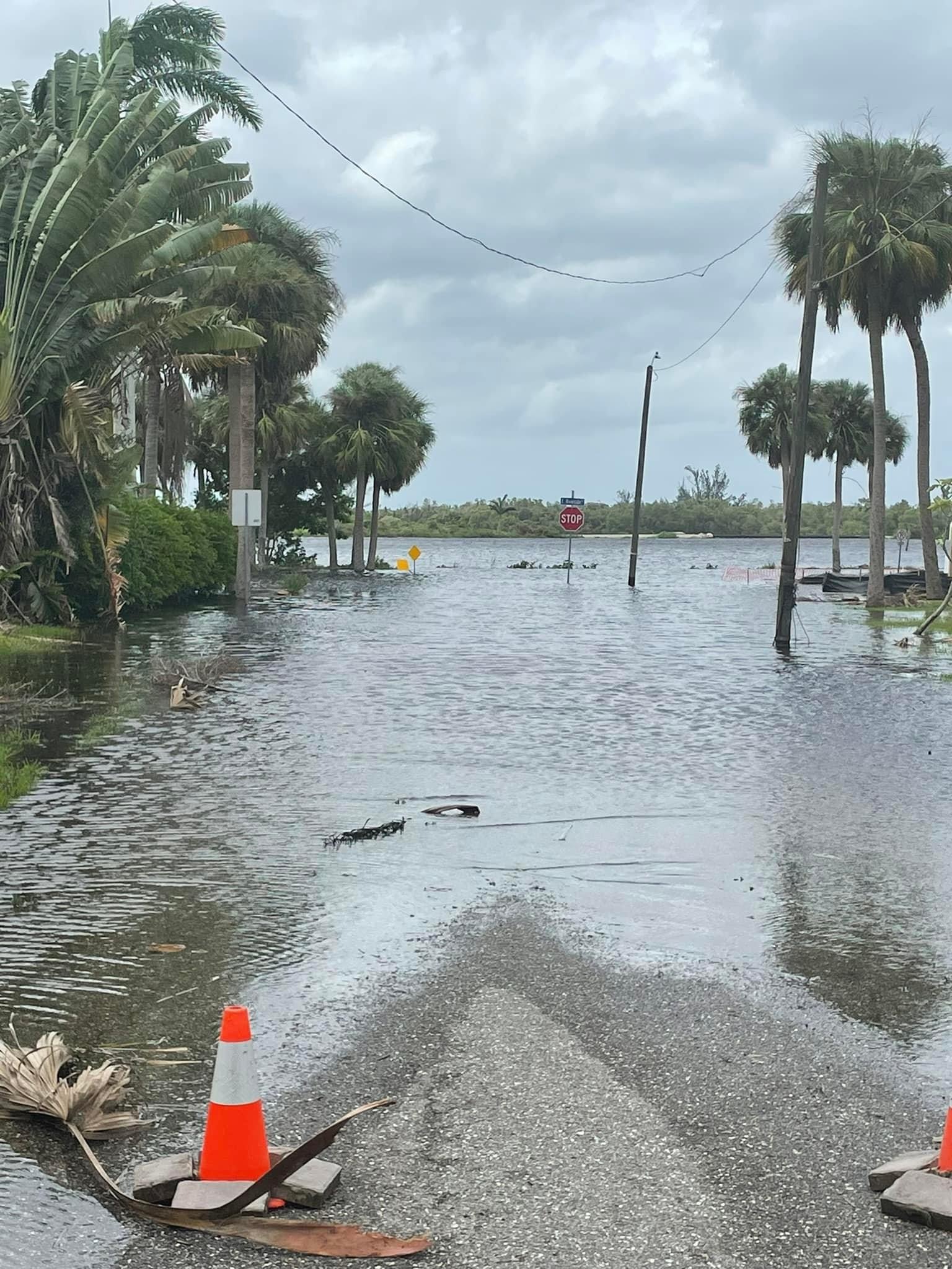 How the US Prepares for Hurricanes or Milton is Heading for Florida Right Now - My, Hurricane, Element, USA, Weather, Natural disasters, Florida, Flood, Longpost, Screenshot, The photo