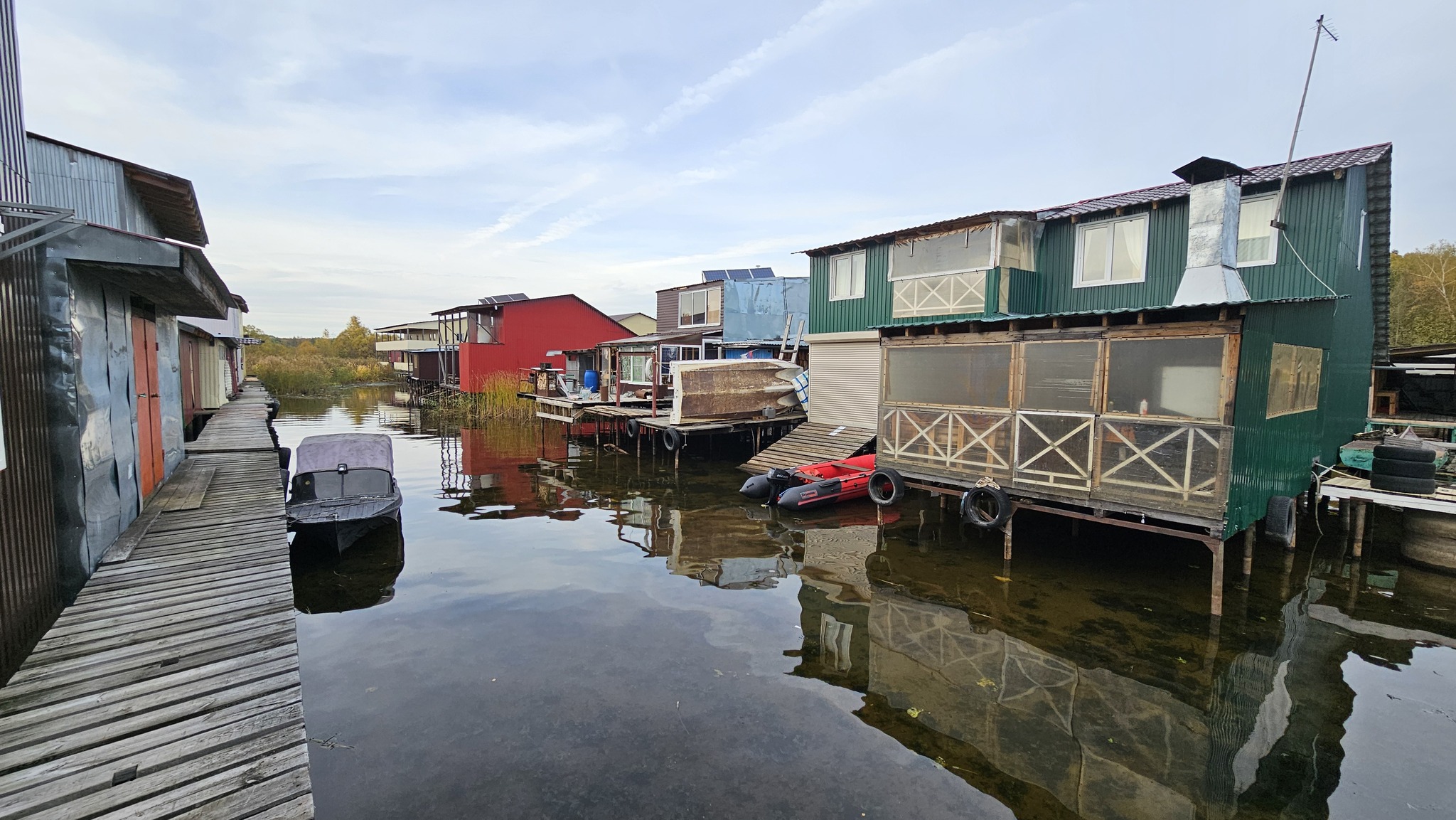 A girl from Tinder said she was interested in Vietnam. I decided to invite her to my home right away. - My, Tourism, Urbanphoto, The photo, Vietnam, Swamp, A boat, Boat, Village, Humor, Black humor, Berth, Acquaintance, Fishing, Longpost