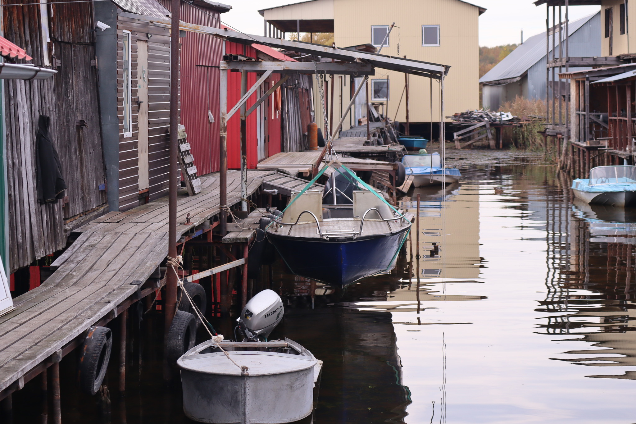 A girl from Tinder said she was interested in Vietnam. I decided to invite her to my home right away. - My, Tourism, Urbanphoto, The photo, Vietnam, Swamp, A boat, Boat, Village, Humor, Black humor, Berth, Acquaintance, Fishing, Longpost