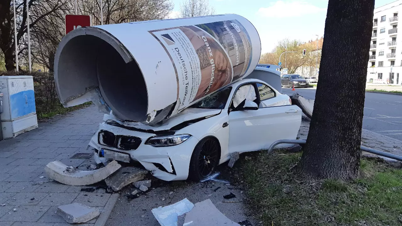 Водитель BMW припарковал на ночь свой автомобиль на территории пожарной части и машину раздавили... Лошади! - Моё, Автомобилисты, Парковка, Неправильная парковка, Машина, ДТП, Водитель, BMW