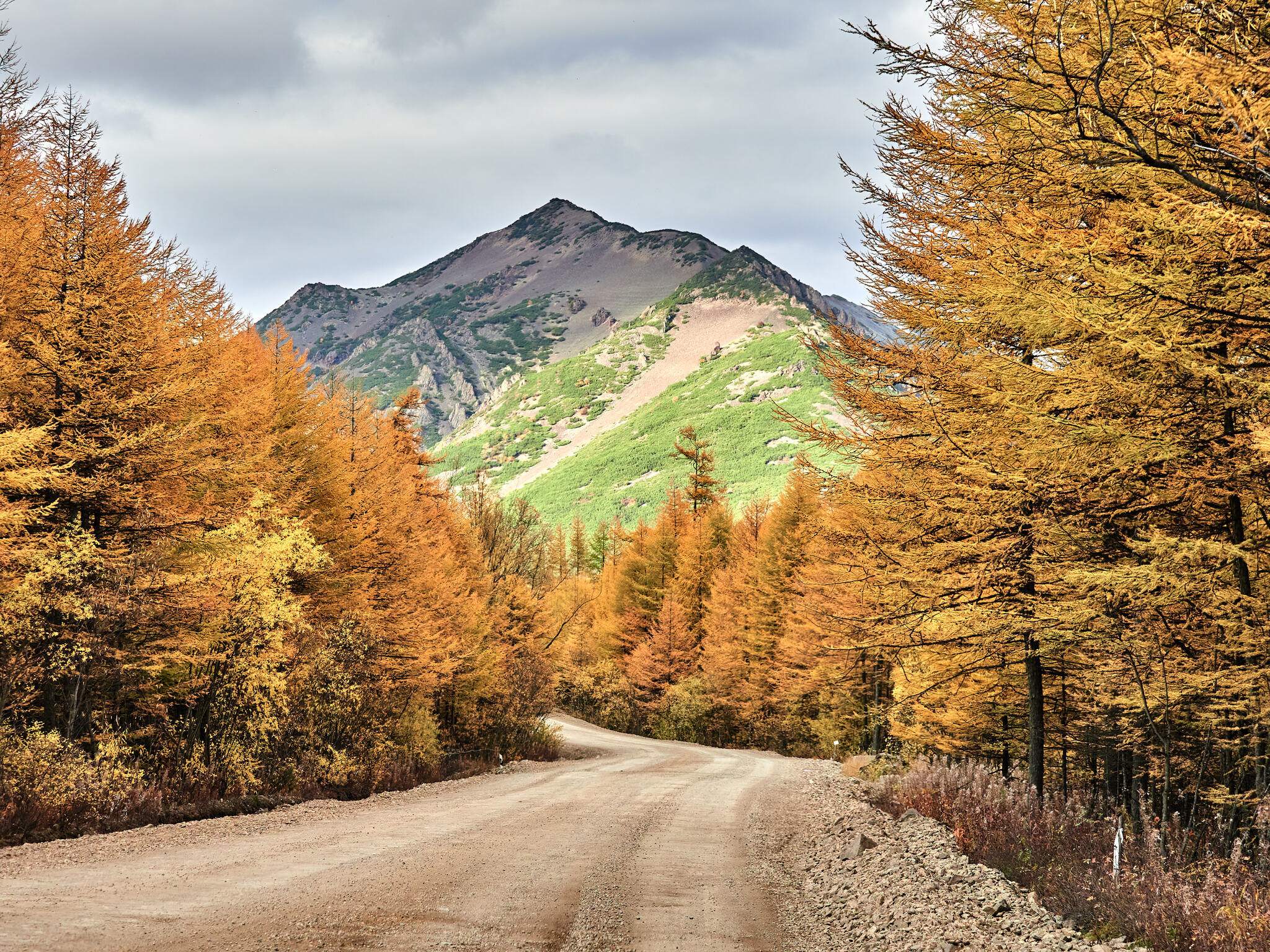 Kolyma Highway (through the car window) - My, Kolyma, Landscape, River, Mountain river, Mountain road, Forest, Taiga, The sun, Hills, The mountains, A harsh land, Beautiful view, Autumn, Clouds, Sky, Longpost