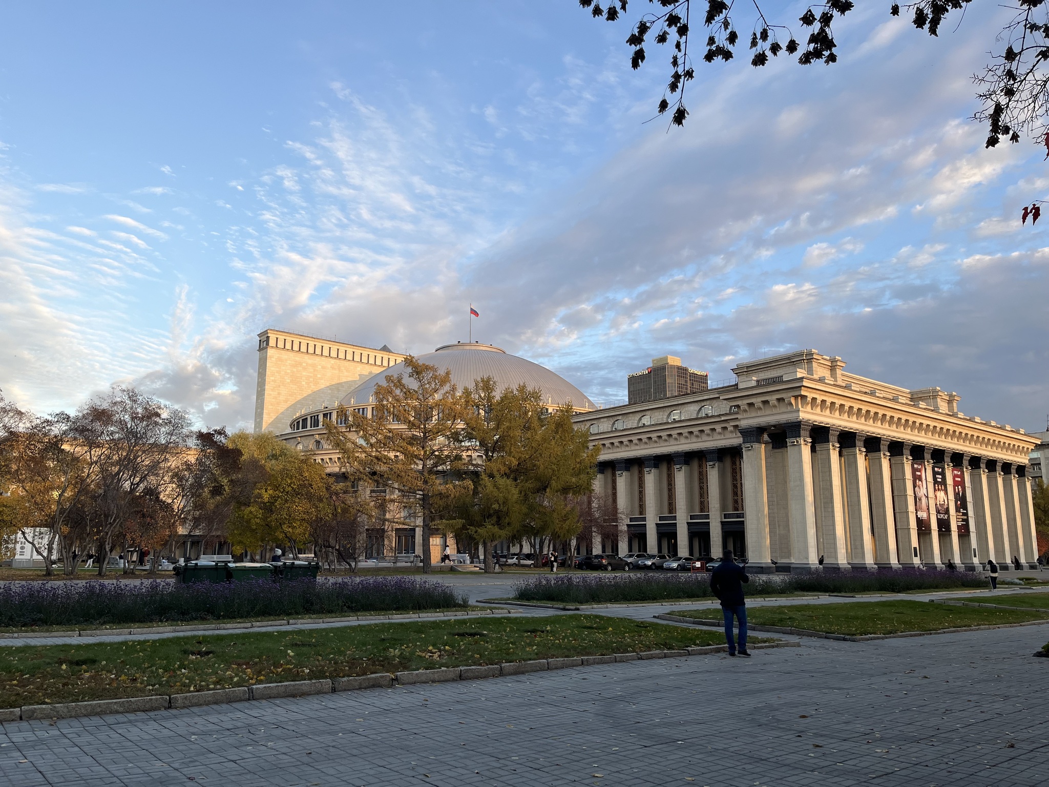 Осенний вайб, Новосибирск - Моё, Осень, Мобильная фотография, Театр оперы и балета