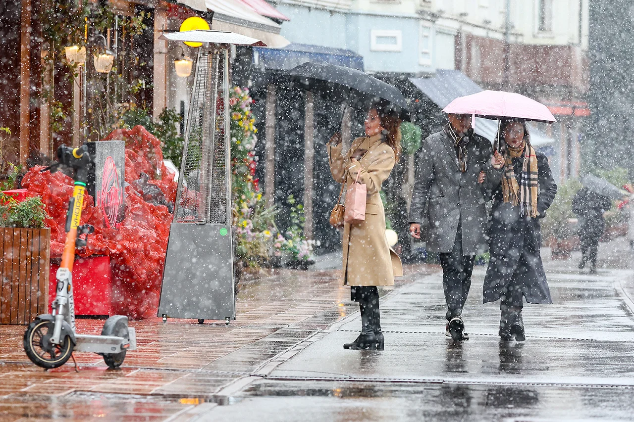 The first snow fell in Moscow: how the capital's residents react - Weather, Moscow, The photo, Video, Video VK, Longpost, Snow, October, Autumn, Reaction, Inhabitants