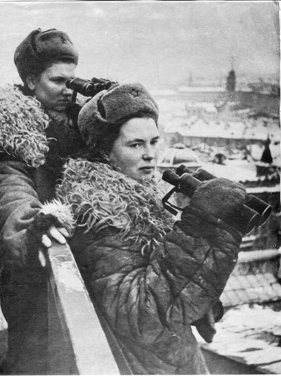 Бойцы МПВО наблюдатели-комсомолки Мария Белова и Валентина Петрова - Черно-белое фото, СССР, Фотография, Великая Отечественная война, Ленинград, 1942