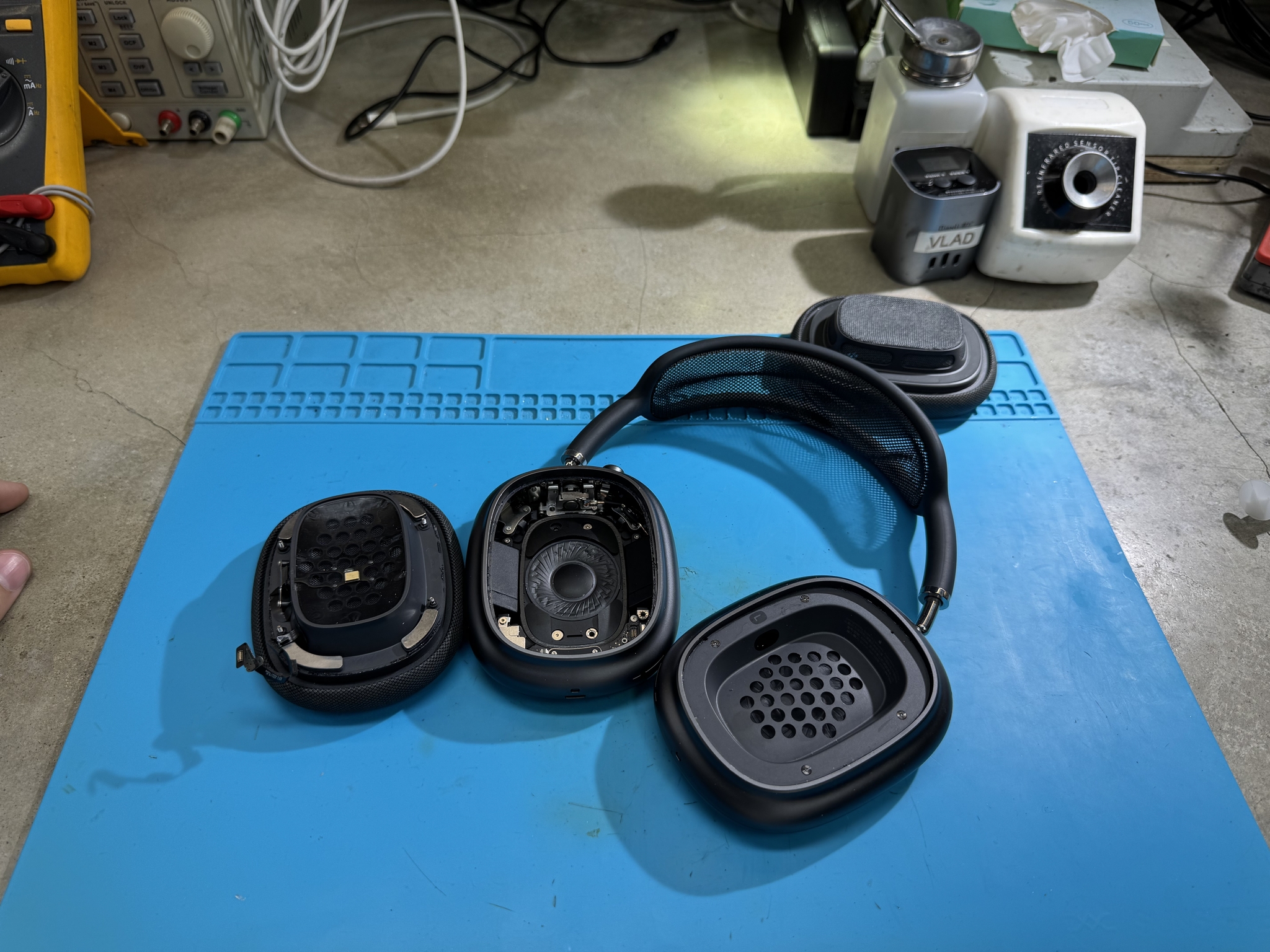 Apple earphones repair for a lot of money after another service - My, Apple, Repair of equipment, Headphones, Rukozhop, Expensive-Rich, Airpods Max, Video, Soundless, Mat, Longpost