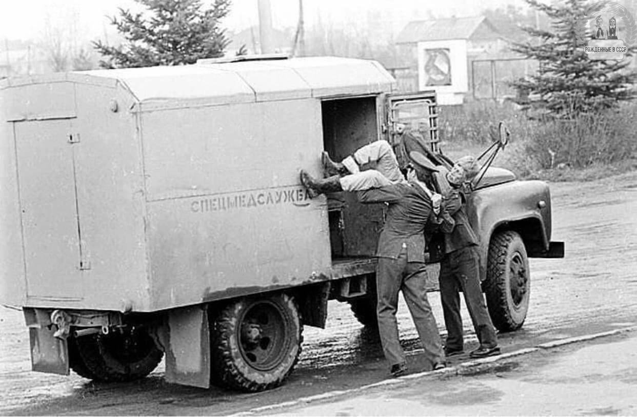 Police officers load a drunk man into a special sobering-up station vehicle to take him for sobering up, 1970s - Militia, Sobriety, Combating alcoholism, Alcoholism, Bad habits, Sobering-up station, the USSR, Telegram (link)