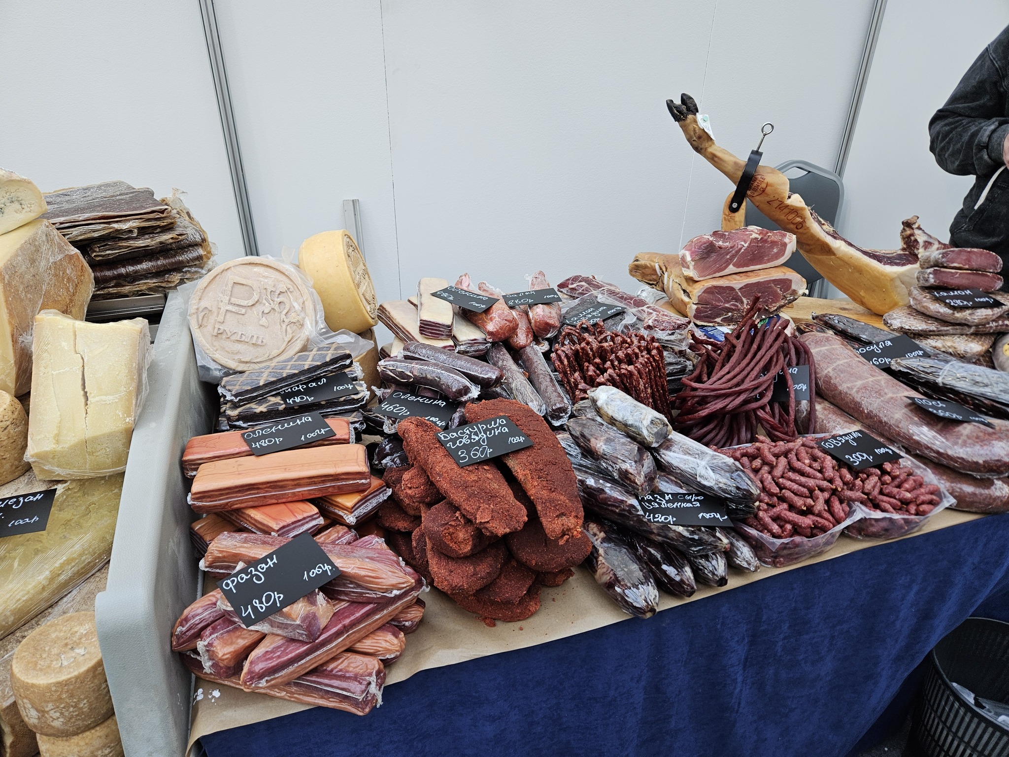 The 5th arms, hunting and defense exhibition Orel Expo 2024, part 3, opened in Moscow - My, Knife, Axe, Jamon, Honey, Mead, Crossbow, Mini crossbow, Game, Tea, Puer, Beer, Weapon, Steel arms, Longpost