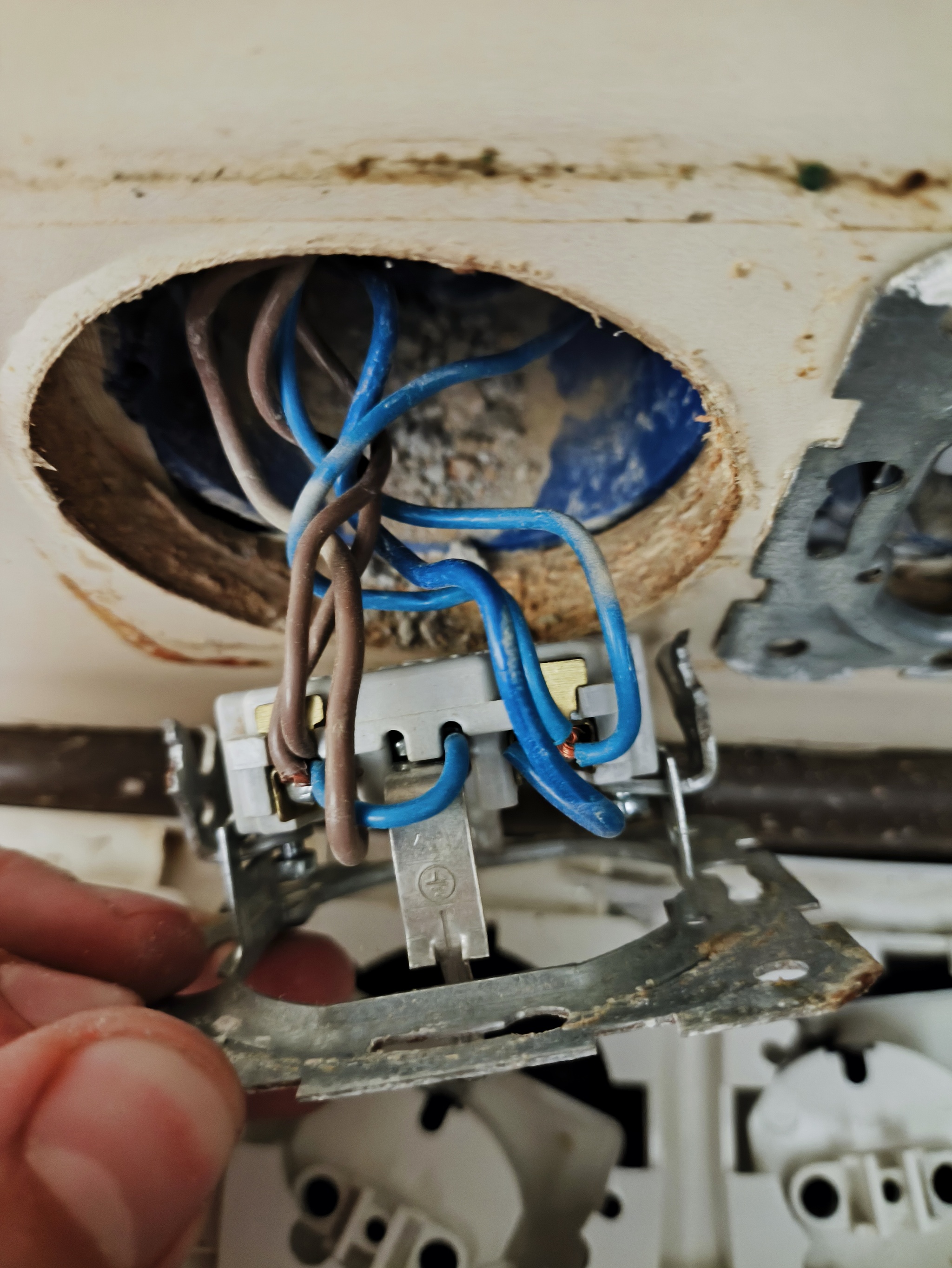 My mother-in-law complained that the sockets were sparking. - My, Electricity, Electrician, Power socket, Repair, Tajiks, Earthing, Short circuit