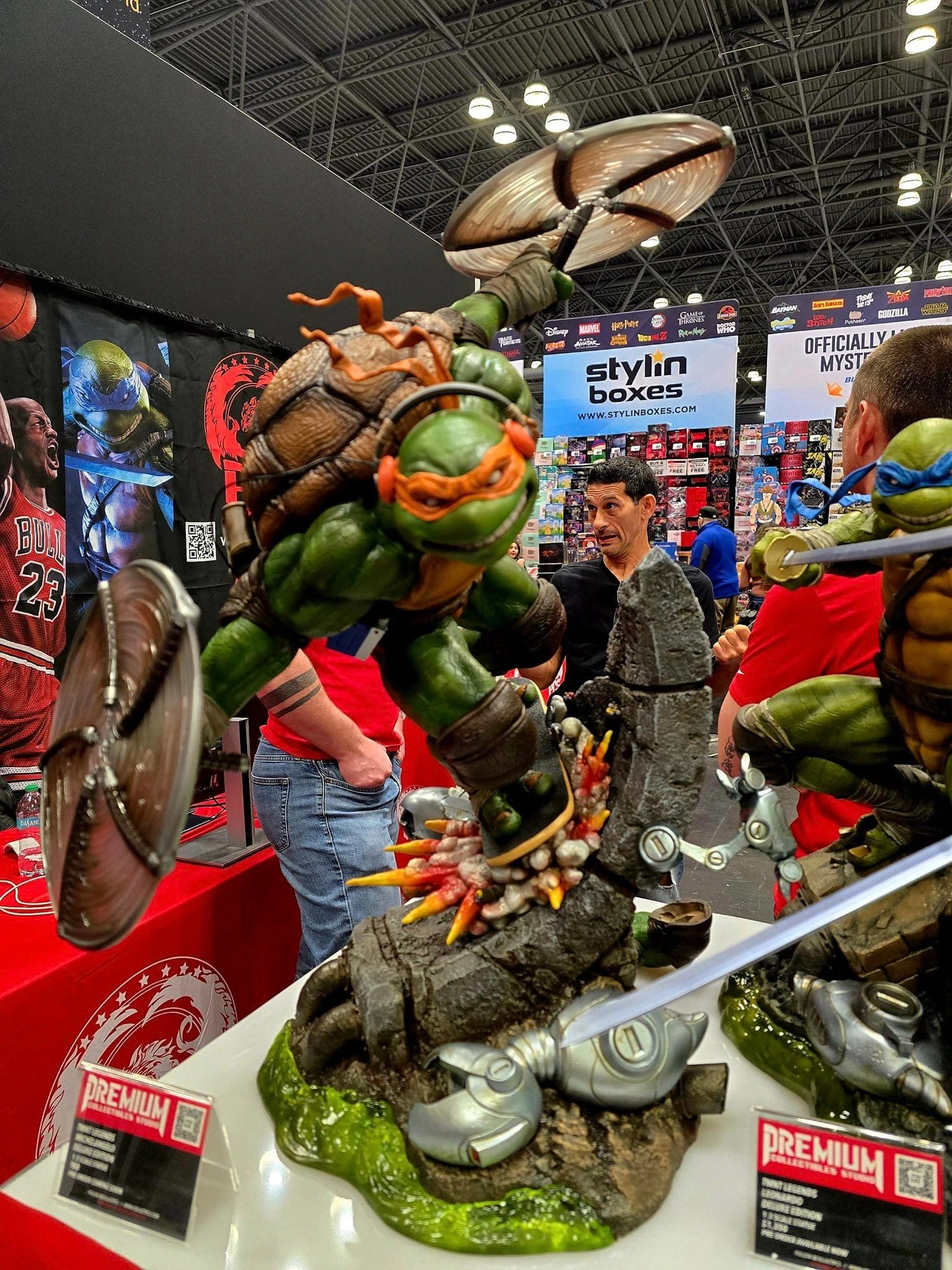 Стенд Premium Collectibles Studio на NYCC 2024 - Выставка, США, Коллекционные фигурки, Американское кино, Черепашки-Ниндзя, Блейд, Трансформеры, Ворон, Крик, Джейсон Вурхис, Шредер, Lady Death, Дарт Мол, Star Wars, Длиннопост