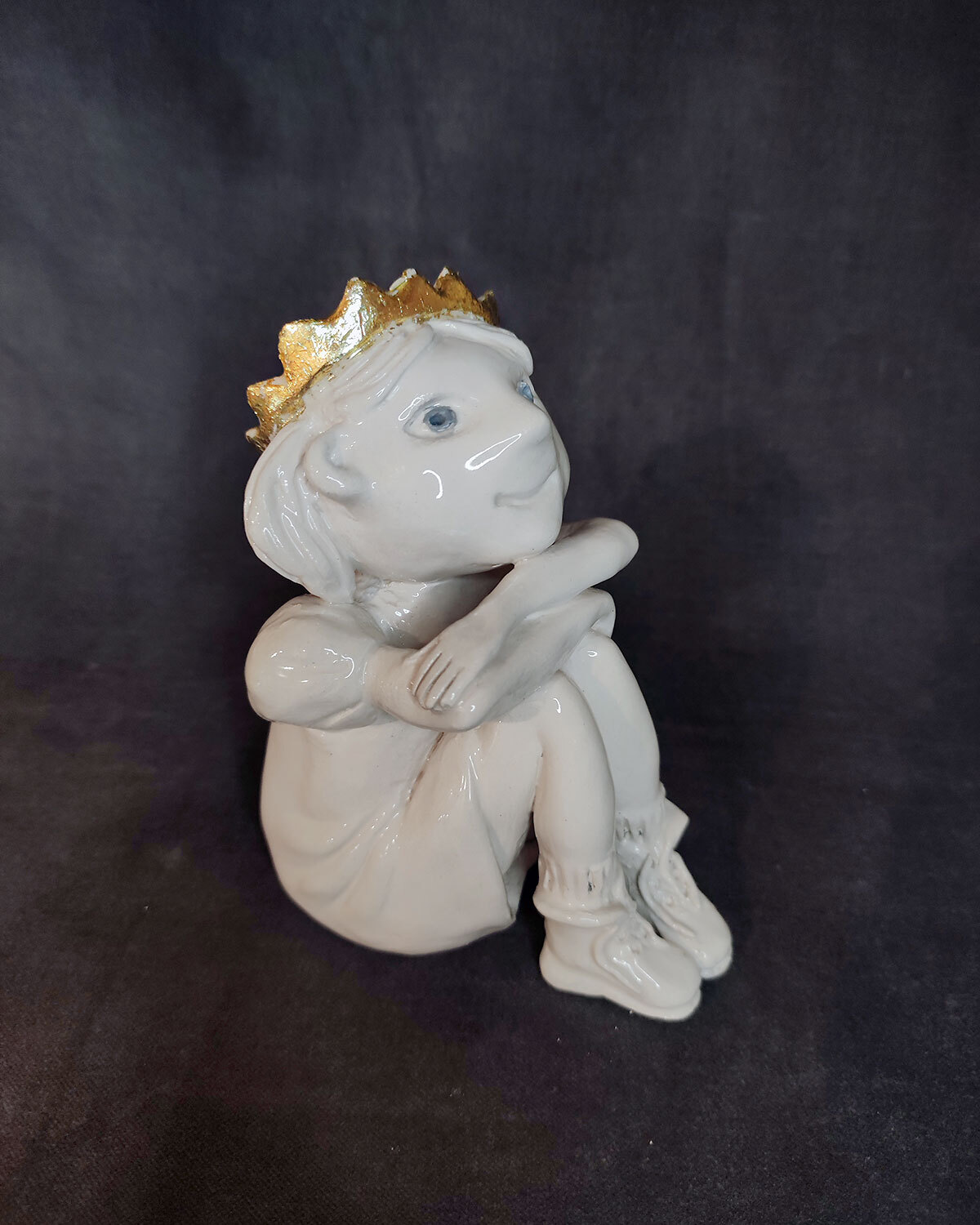 I'm sitting... Waiting for the prince... - My, Лепка, Ceramics, Handmade, Needlework with process, Statuette, Princess, Presents, Girl, Video, Vertical video, Longpost