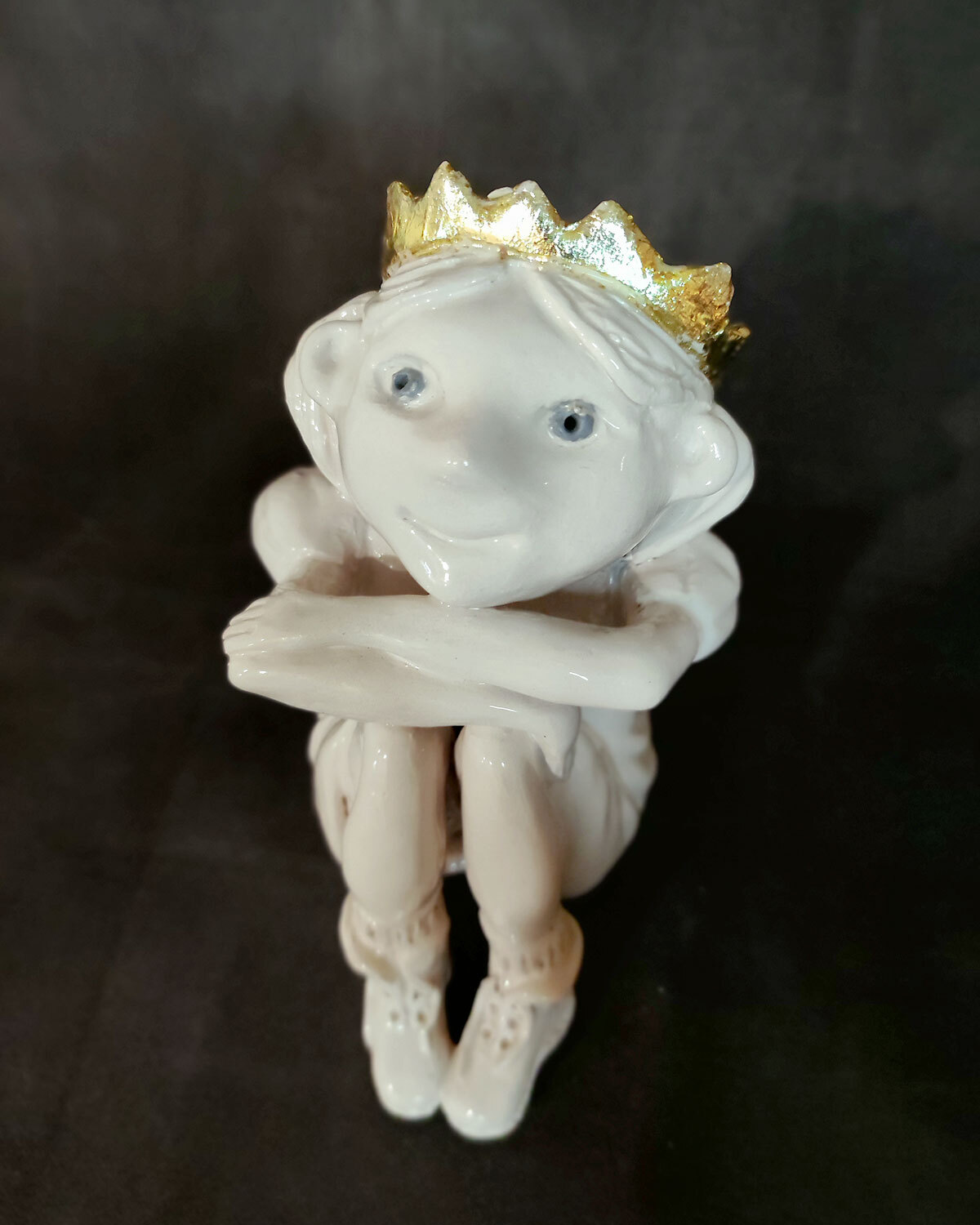 I'm sitting... Waiting for the prince... - My, Лепка, Ceramics, Handmade, Needlework with process, Statuette, Princess, Presents, Girl, Video, Vertical video, Longpost