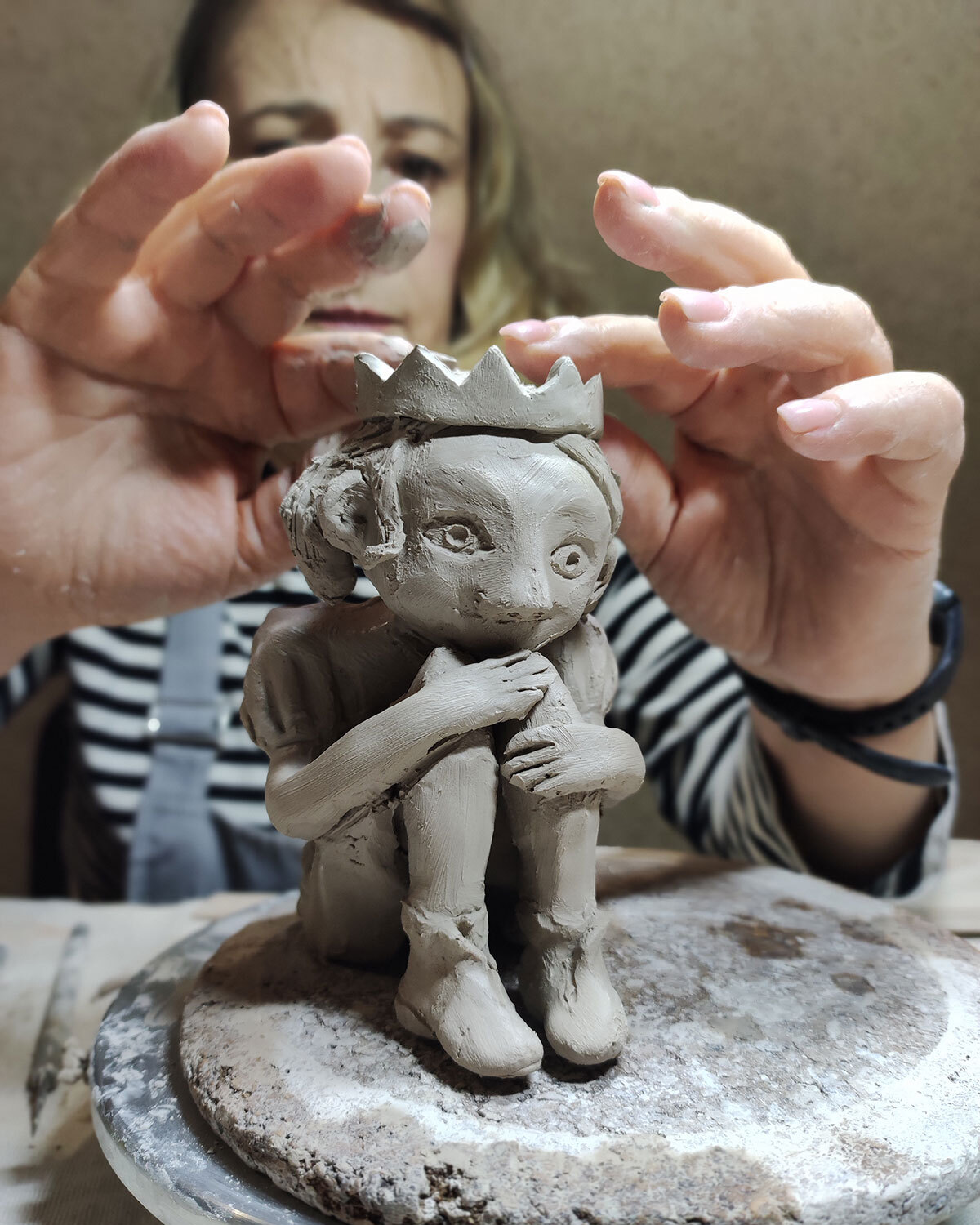 I'm sitting... Waiting for the prince... - My, Лепка, Ceramics, Handmade, Needlework with process, Statuette, Princess, Presents, Girl, Video, Vertical video, Longpost