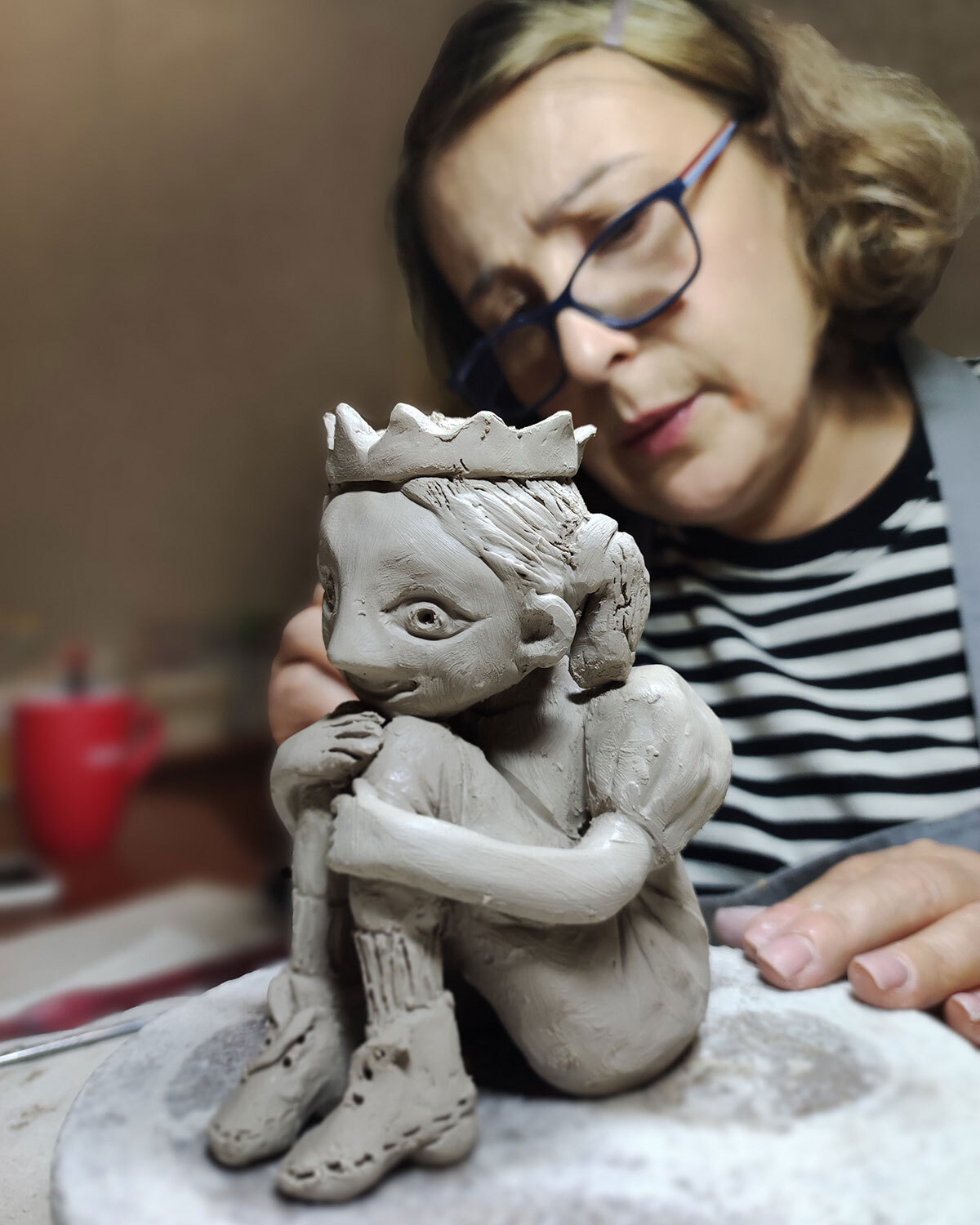 I'm sitting... Waiting for the prince... - My, Лепка, Ceramics, Handmade, Needlework with process, Statuette, Princess, Presents, Girl, Video, Vertical video, Longpost