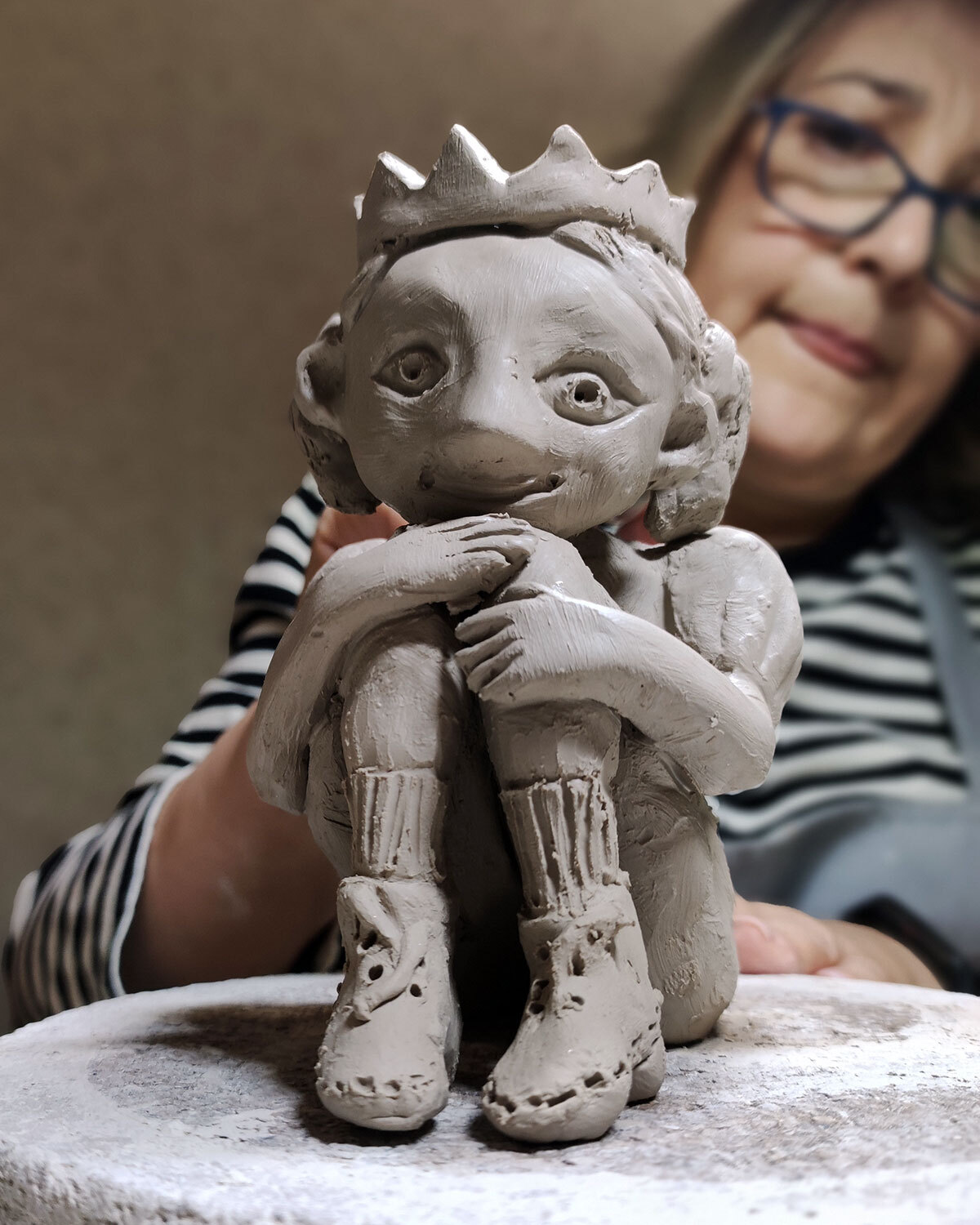 I'm sitting... Waiting for the prince... - My, Лепка, Ceramics, Handmade, Needlework with process, Statuette, Princess, Presents, Girl, Video, Vertical video, Longpost