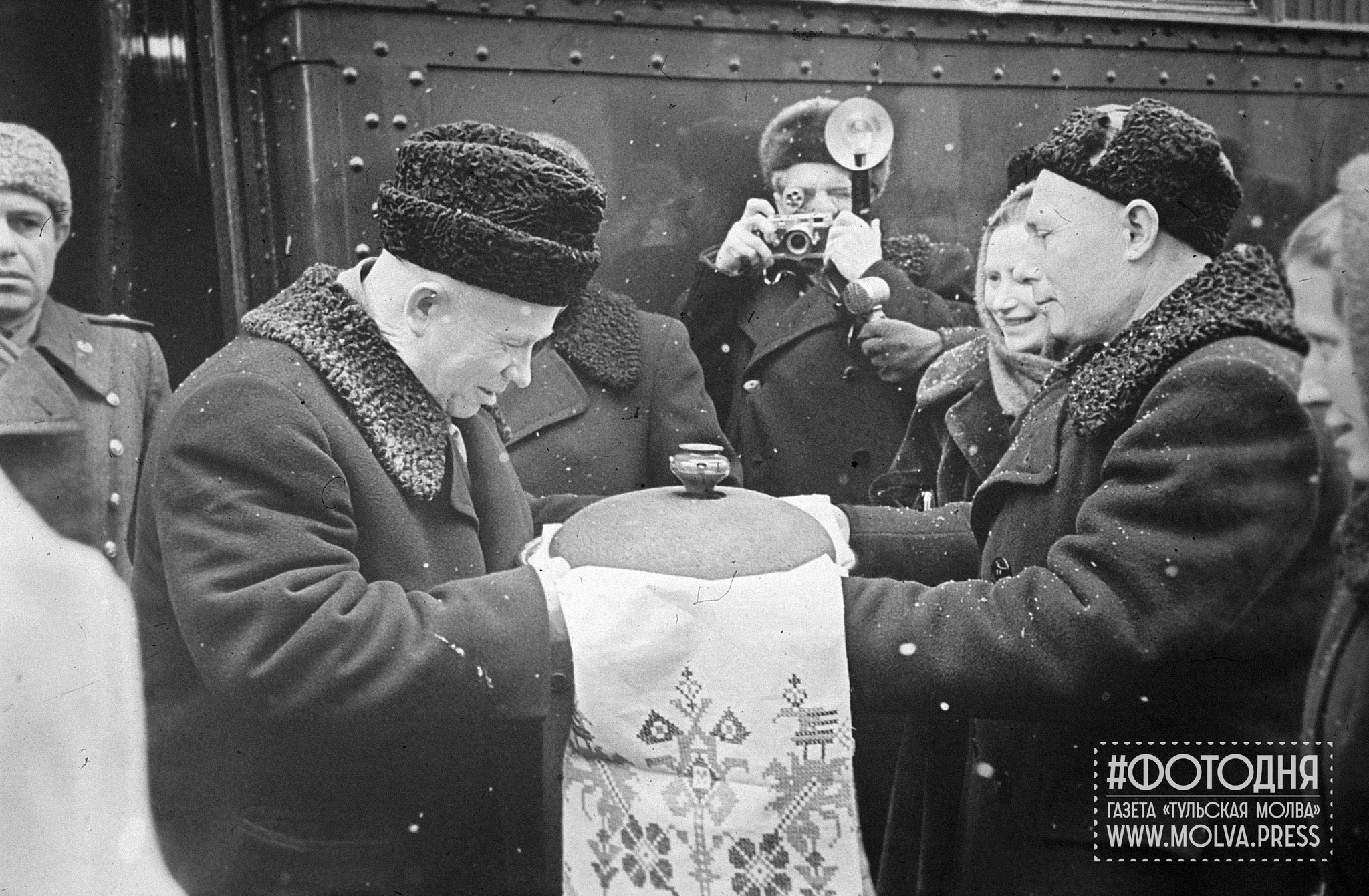 #photooftheday: Bread and salt to Nikita Sergeyevich. Tula, 1959 - История России, History, the USSR, RSFSR, Tula, Nikita Khrushchev, 1959, Visit, Collective farm, Tula region, Black and white photo