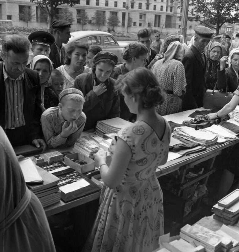 Kharkov. Street sale of school supplies in the city center on Tevelev Square (now Constitution), 1950s - the USSR, 50th, Kharkov, Books, Black and white photo