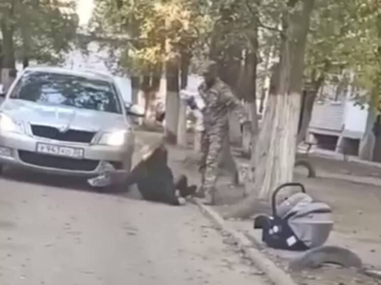 SVO soldier with child in arms beats wife in Astrakhan - news, Negative, Media and press, Incident, Vertical video, Special operation, Family, Children, Skoda, Video recorder, Astrakhan, NTV, Lenta ru, Moscow's comsomolets, Video, Telegram (link), Longpost