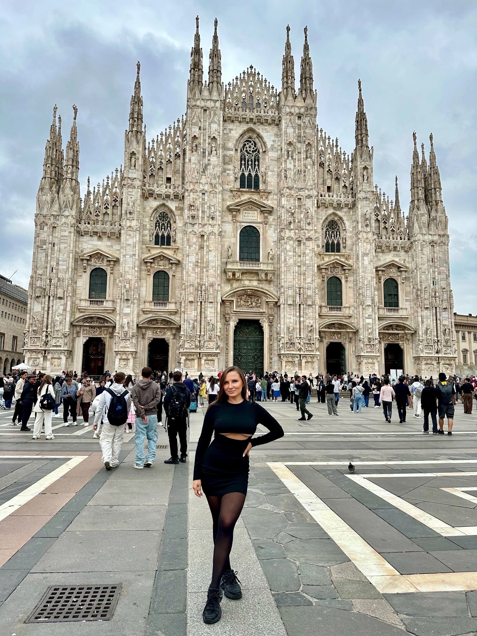 The beauty of Milan Cathedral - Girls, Figure, Legs, Waist, Tights, beauty, Milan, Milan Cathedral, The photo